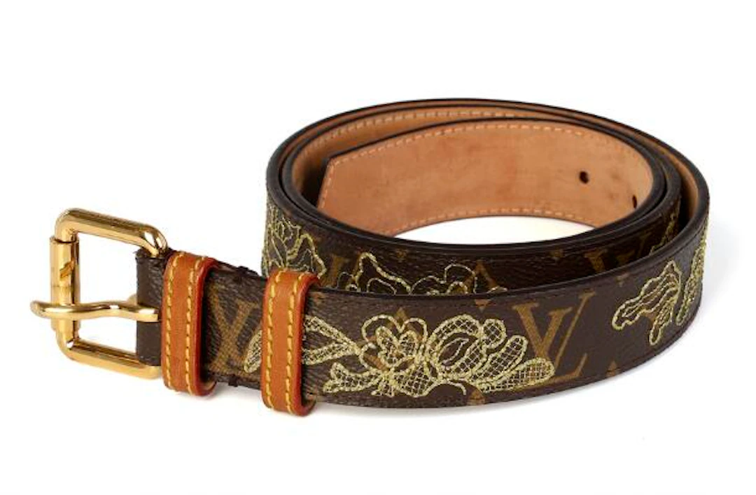 Louis Vuitton: A belt of brown monogram canvas decorated with pattern