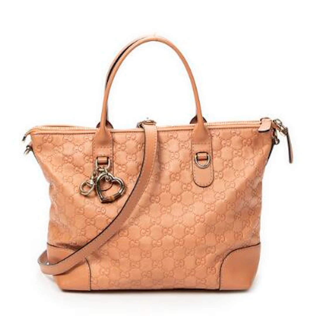 Gucci: A "Bamboo Heart Bit Zip Tote" in peach-coloured Guccissima
