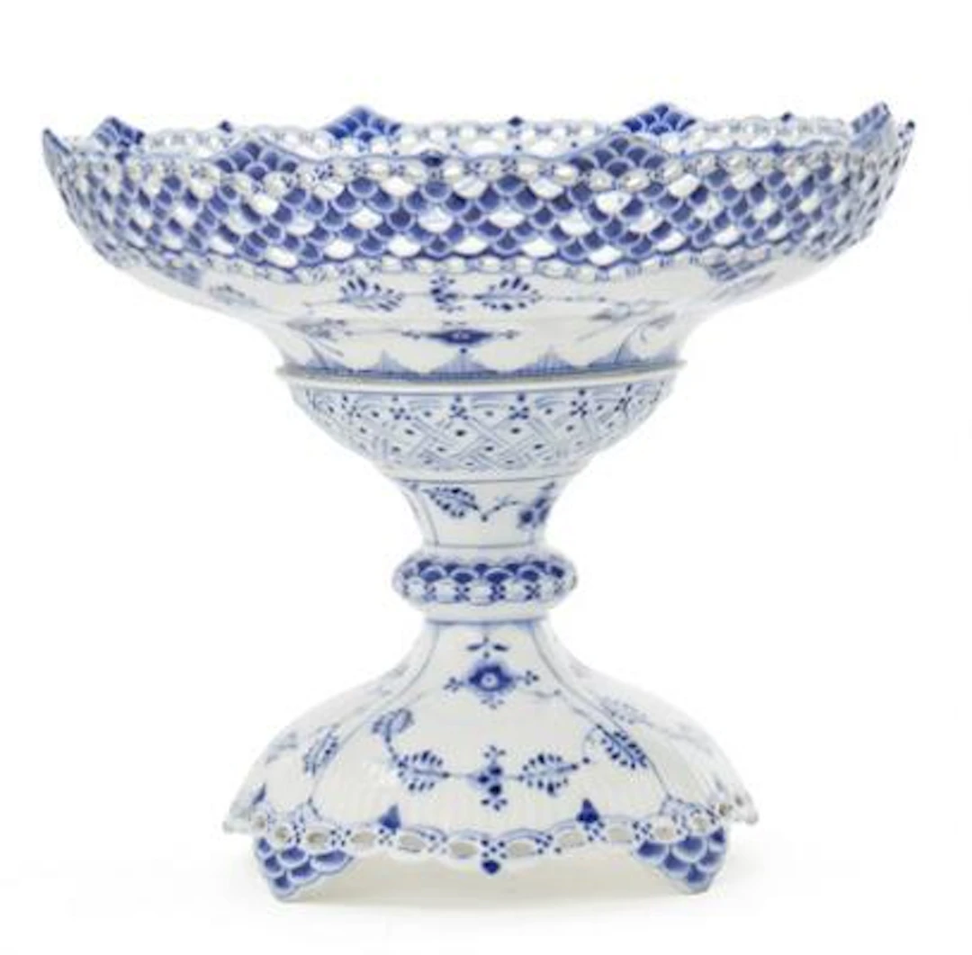 'Blue Fluted Full Lace' porcelain centrepiece decorated in blue. 1011.