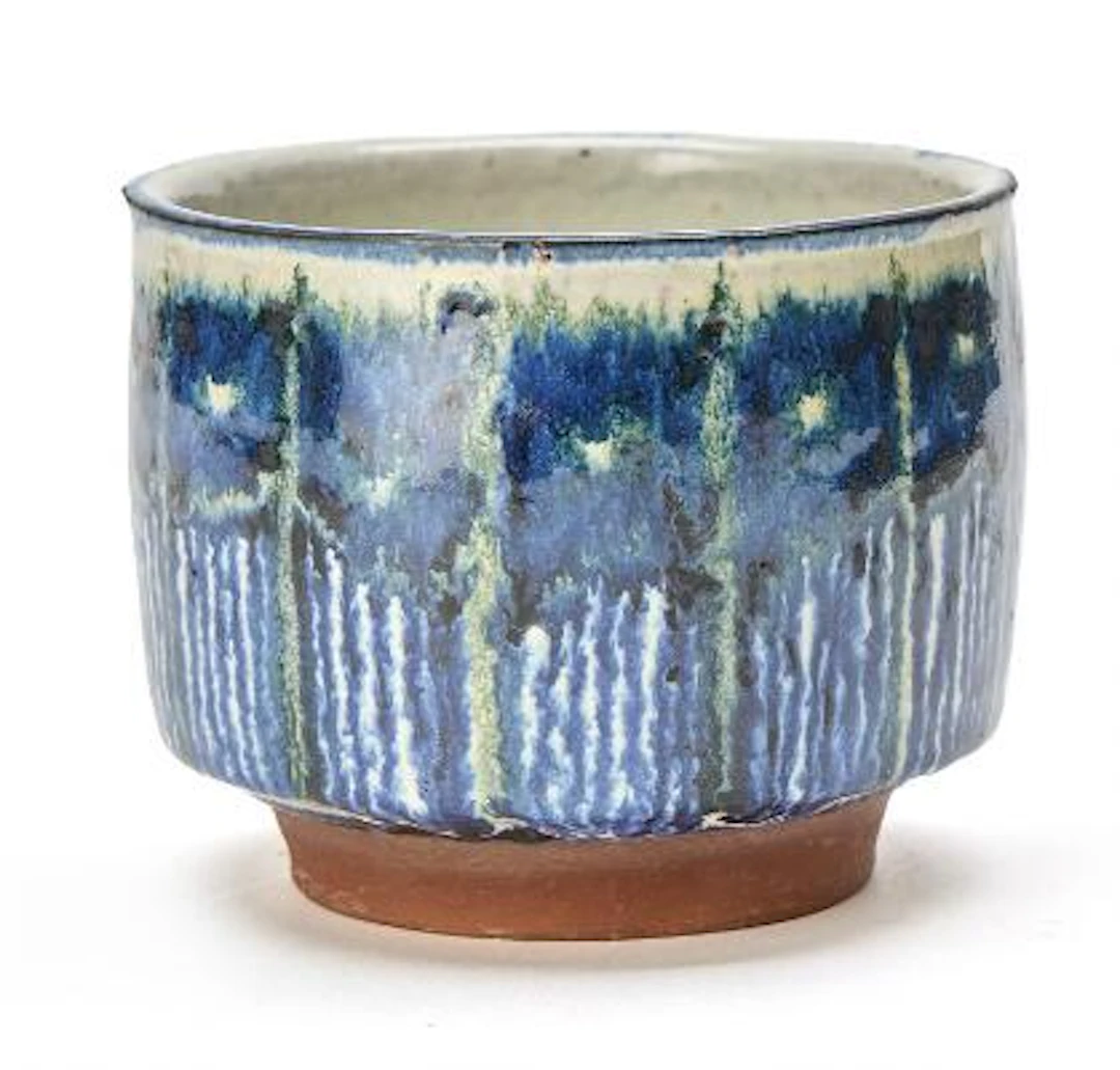 Lisbeth Munch-Petersen: A round eartheneware vase decorated with dark