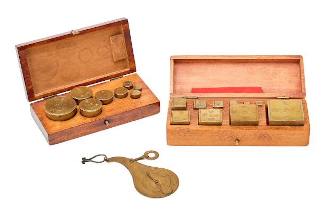 Two boxes with weights and one ort weight (3). – Bruun Rasmussen Auctioneers