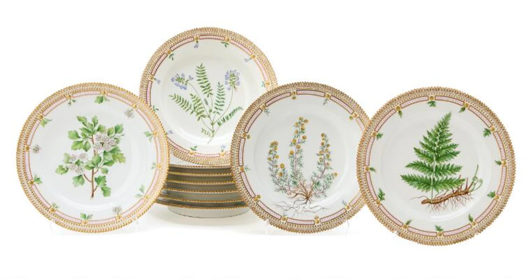 10 "Flora Danica" enamelled and gilt porcelain dinner plates. 20/3549.