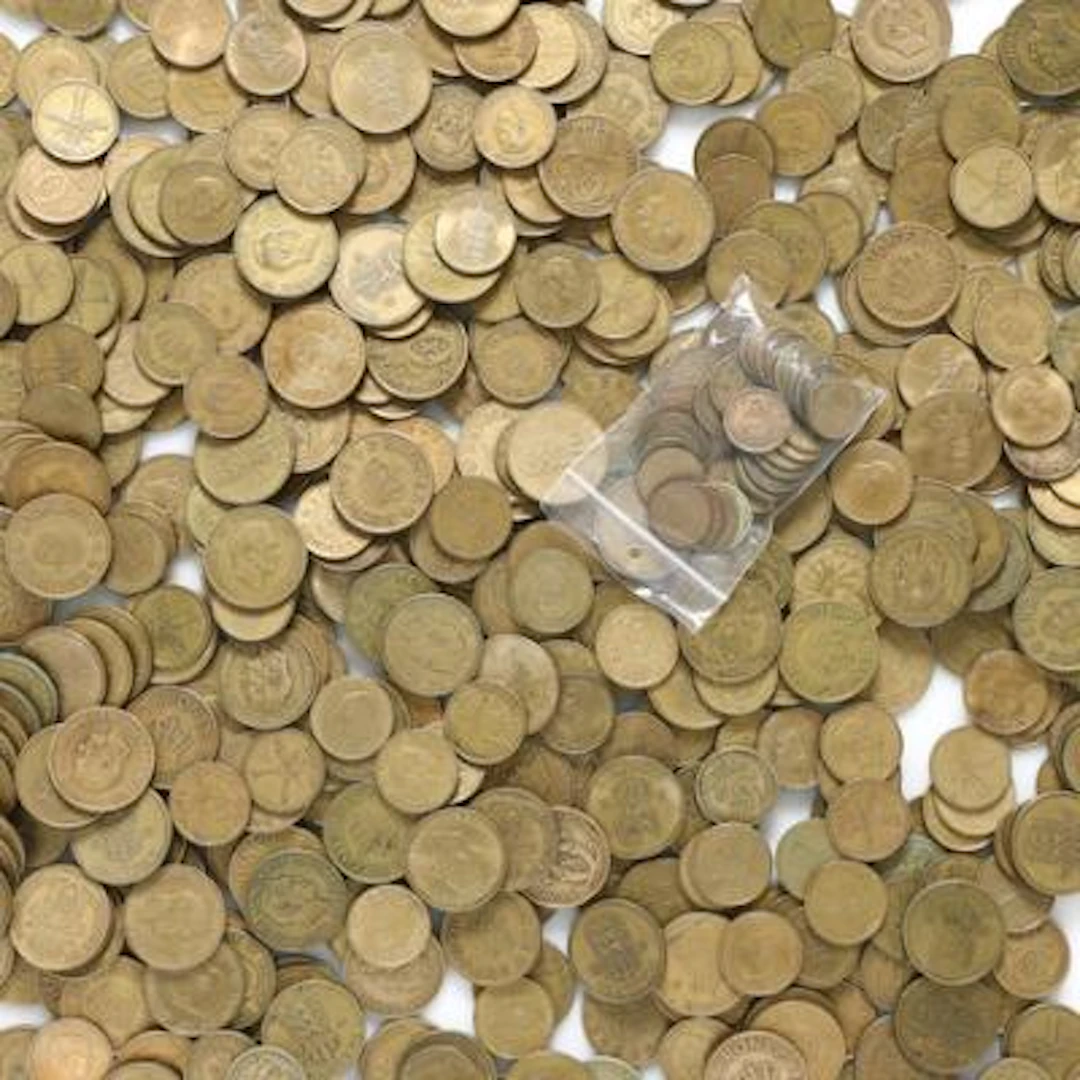 Collection of "yellow" 1/2 kr (39 pcs), 1 kr (328), and 2 kr (261)