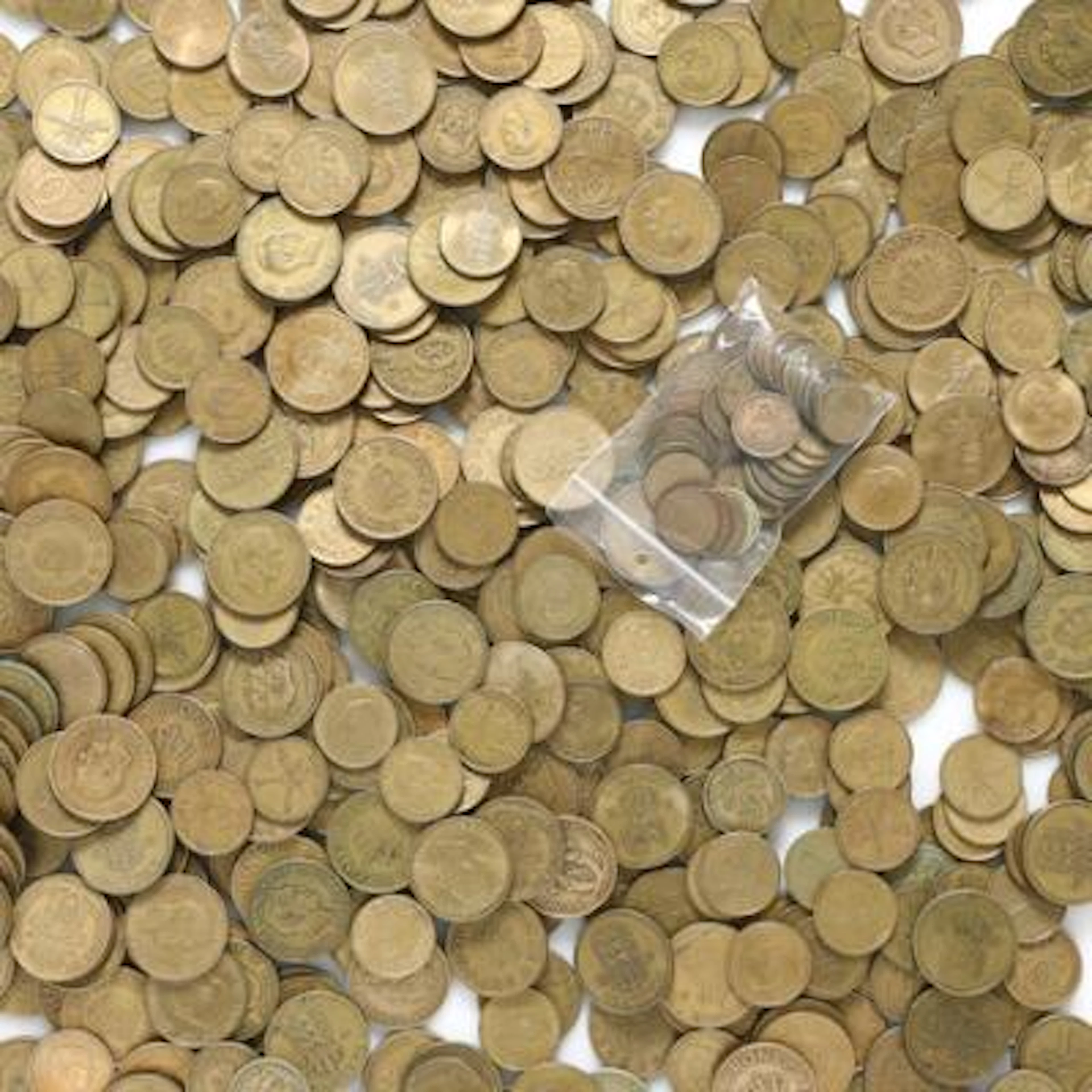 Collection of "yellow" 1/2 kr (39 pcs), 1 kr (328), and 2 kr (261)