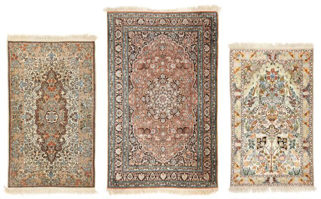 Three Kasmir silk rugs, India. 158 x 94 cm. 186 x 116 cm. 149 x 87