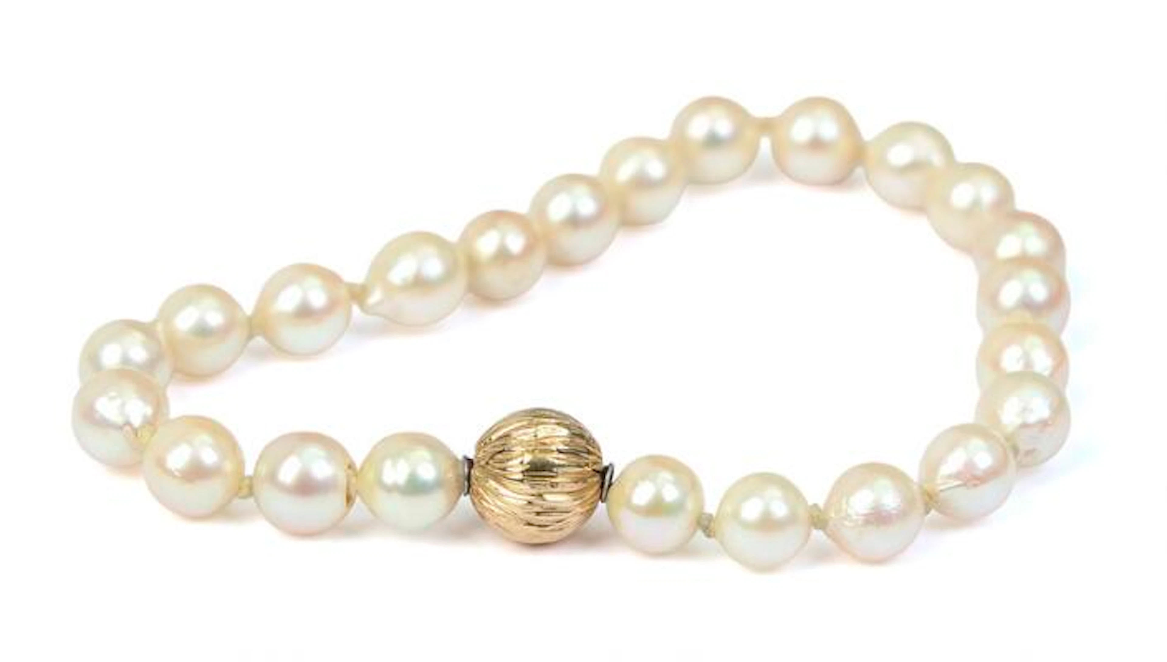 Ole Lynggaard: A globe clasp of 14k gold. Accompanied by two bracelets.