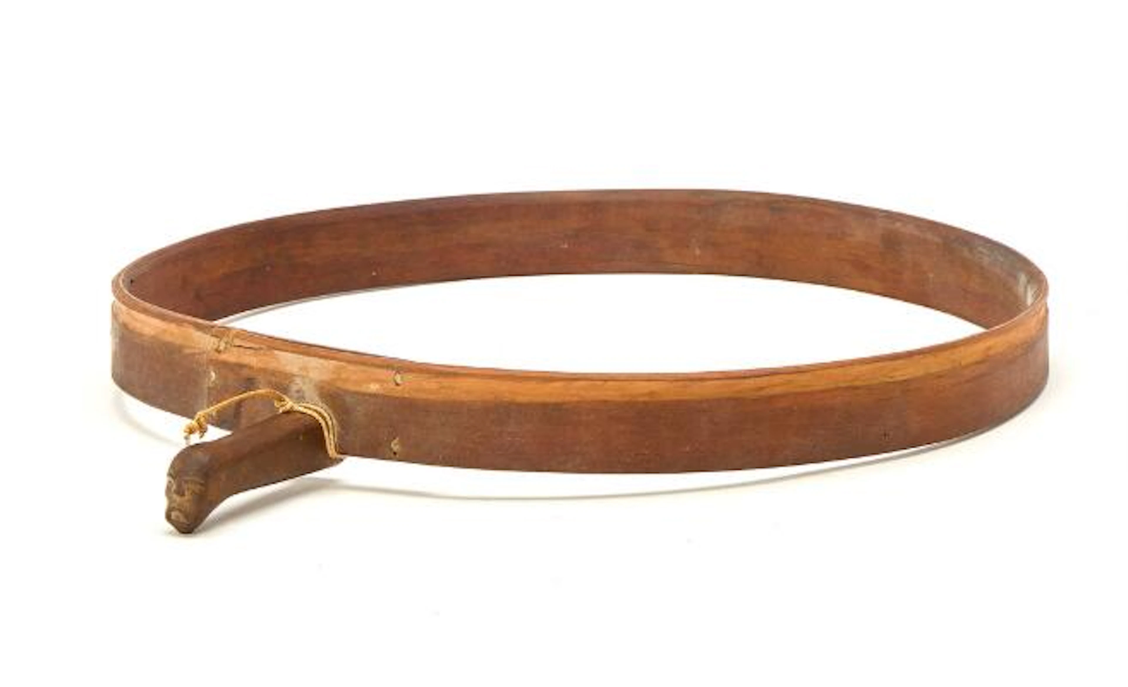 A Greenlandic wooden drum. C. 1930. Diam. 41 cm. – Bruun Rasmussen Auctioneers