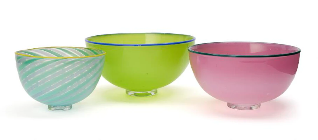 Darryle Hinz, Anja Kjær: Three circular bowls of coloured glass. Signed