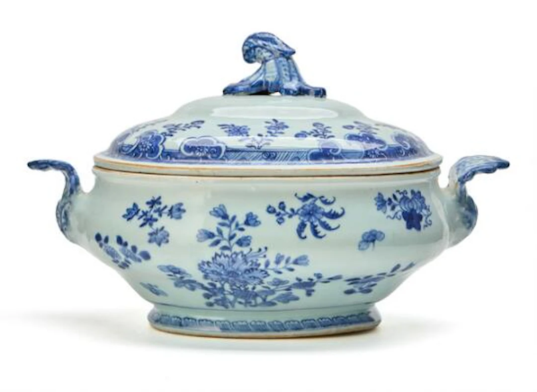 A Chinese blue and white porcelain tureen. Qing, 19th century. L.