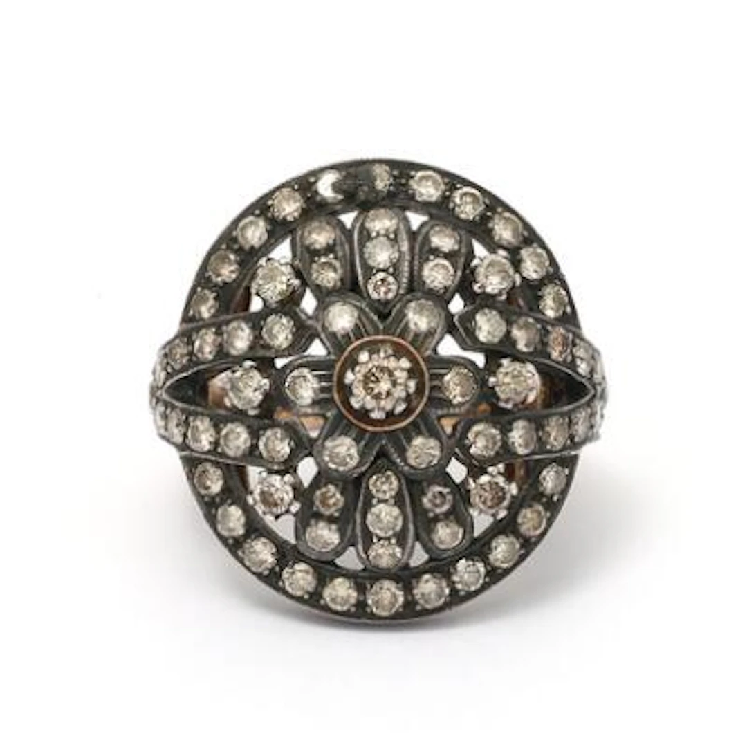Figaros Bryllup: A diamond ring set with numerous diamonds, mounted