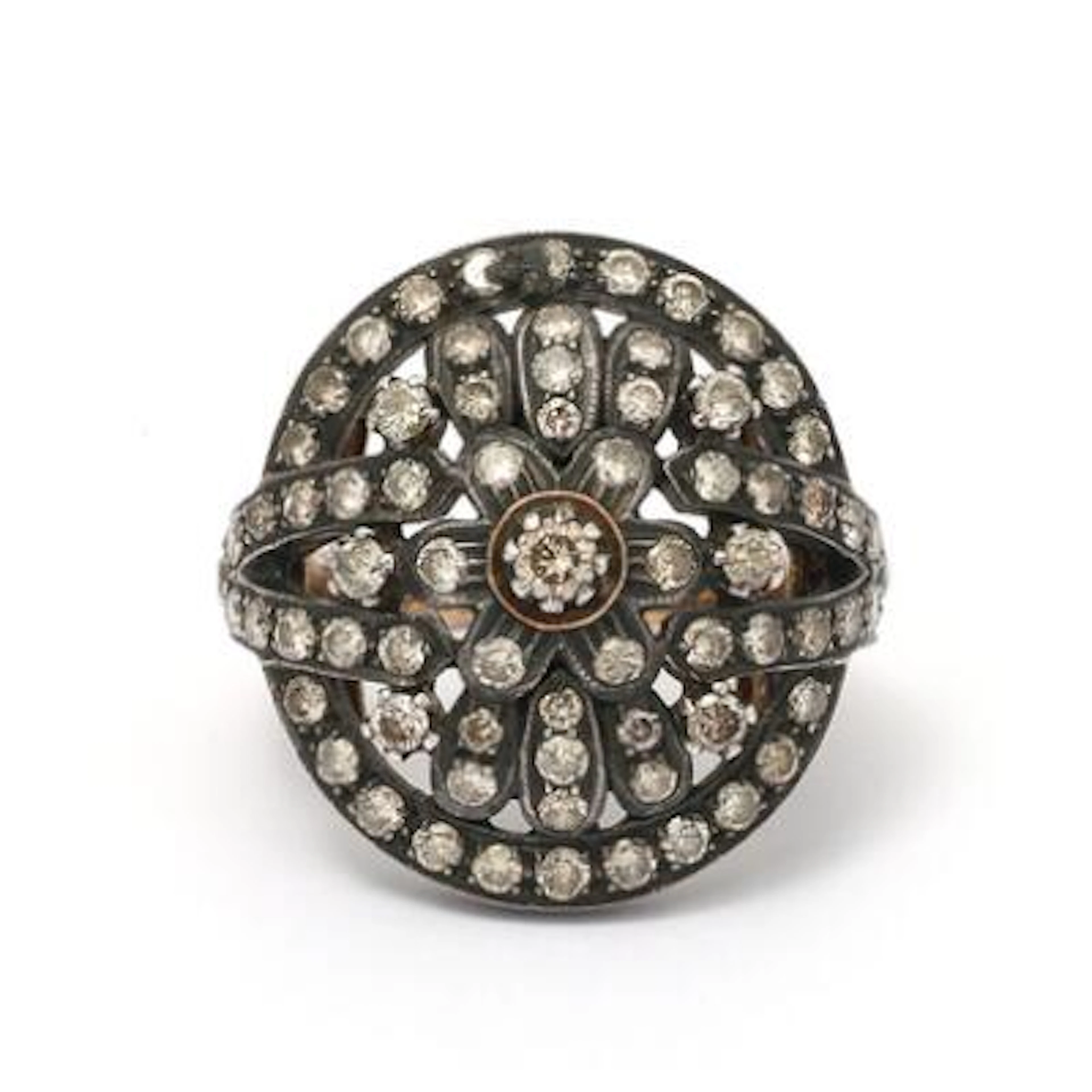Figaros Bryllup: A diamond ring set with numerous diamonds, mounted