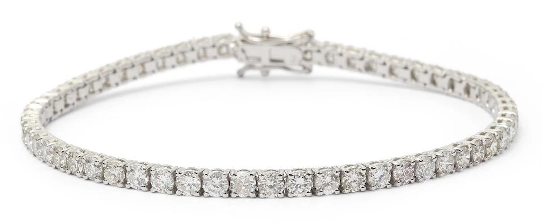 A diamond bracelet set with diamonds weighing a total of app. 4.70