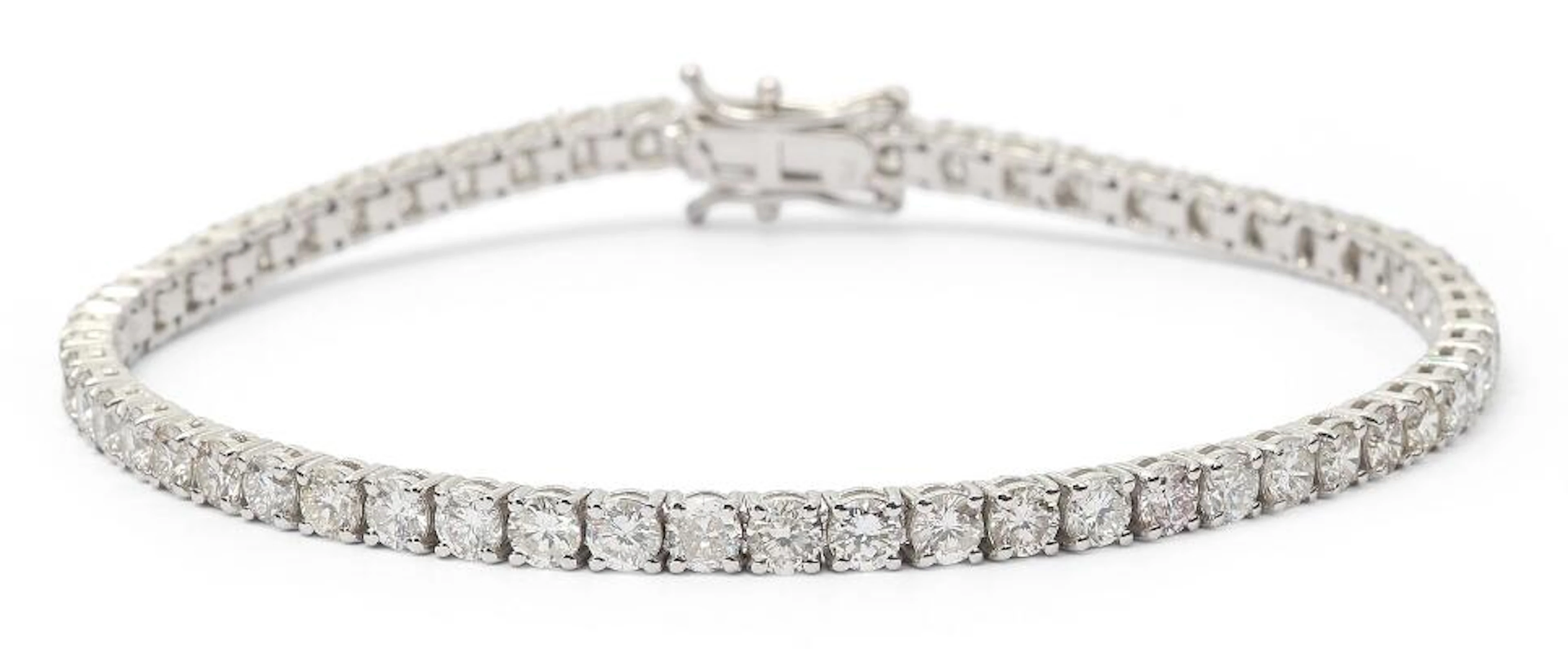 A diamond bracelet set with diamonds weighing a total of app. 4.70