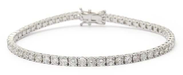 A diamond bracelet set with diamonds weighing a total of app. 4.70