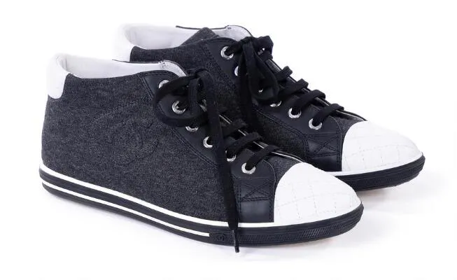 Chanel: A pair of sneakers of dark grey fabric and black and white