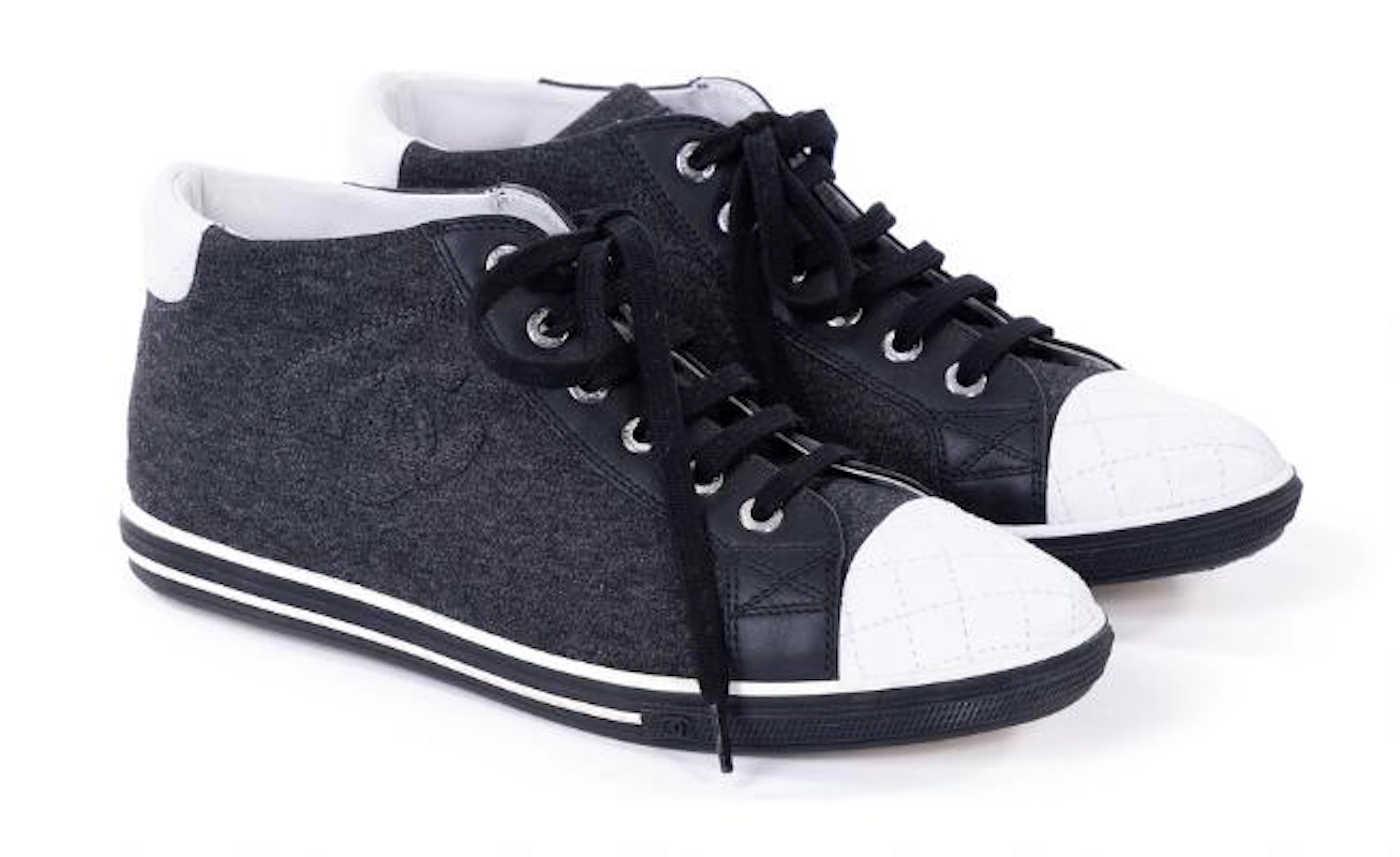 Chanel: A pair of sneakers of dark grey fabric and black and white