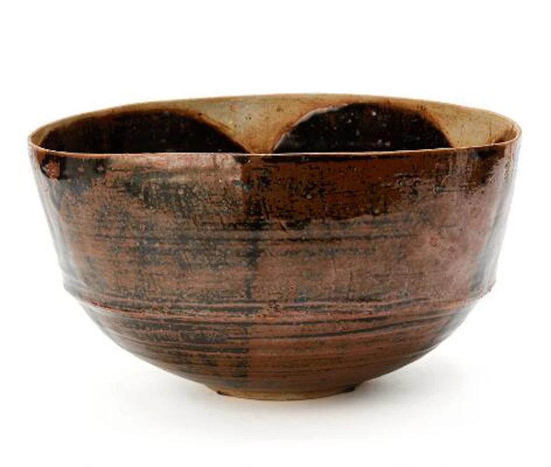 Jane Reumert: A large stoneware bowl decorated with brown and black