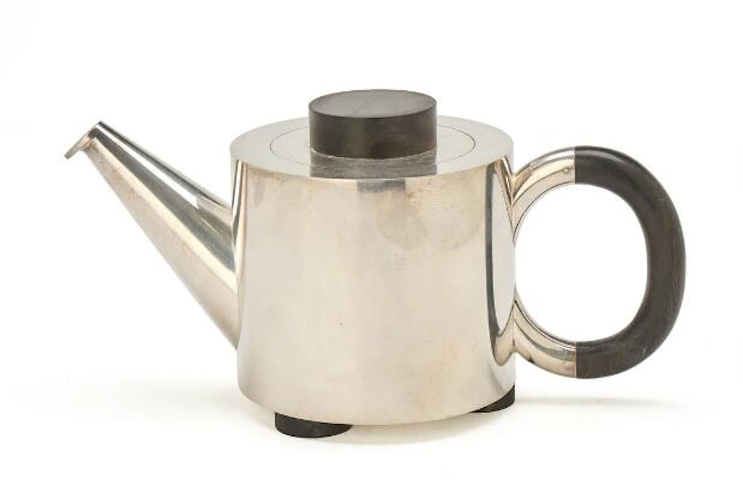 Per Sax Møller: A sterling silver teapot with smooth surface, three