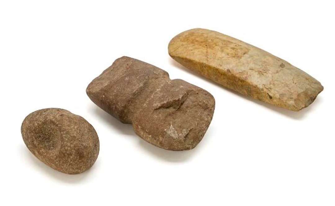 n axe made of stone with central shaft grooves, a thin butted flint