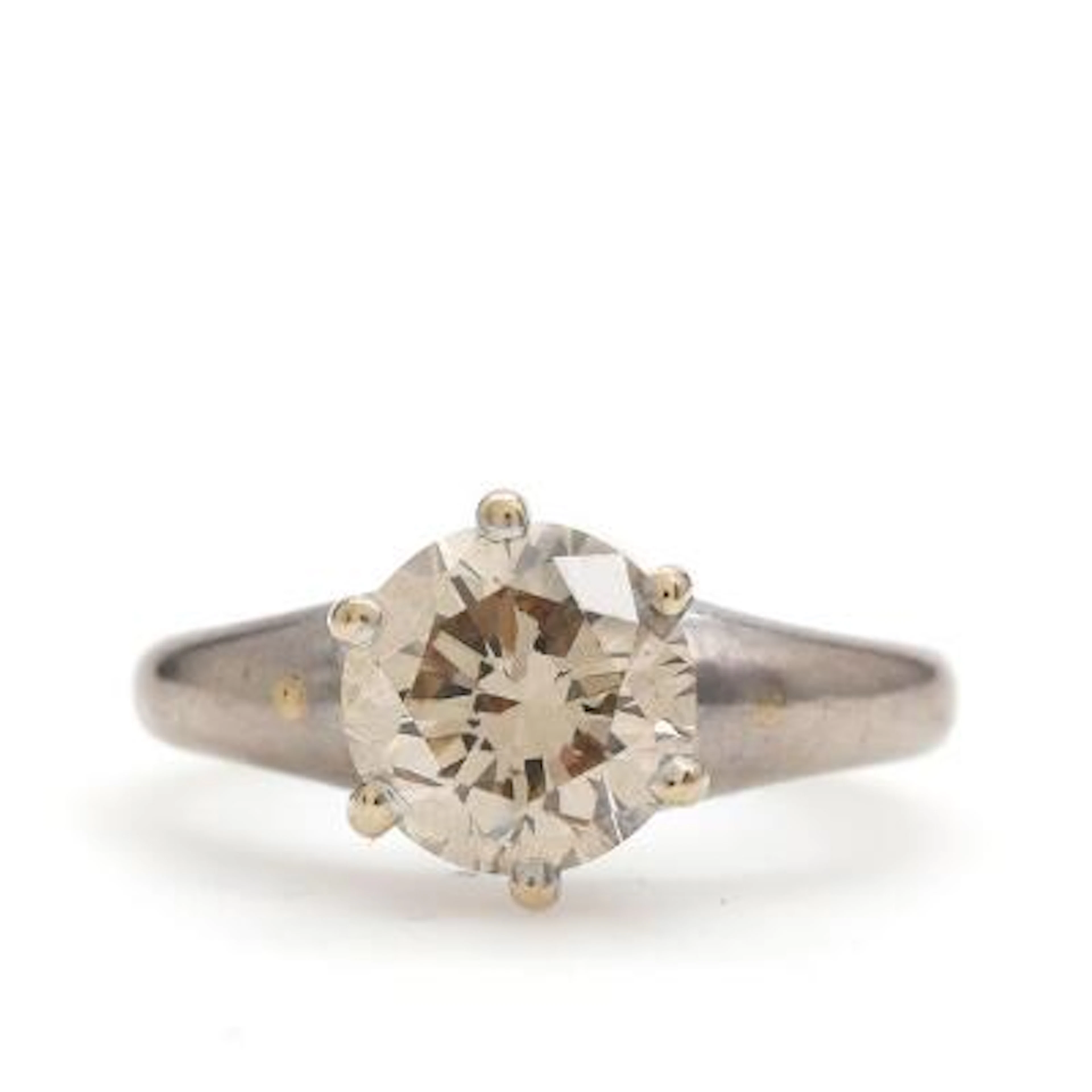 A diamond ring set with a brilliant-cut diamond weighing app. 2.50