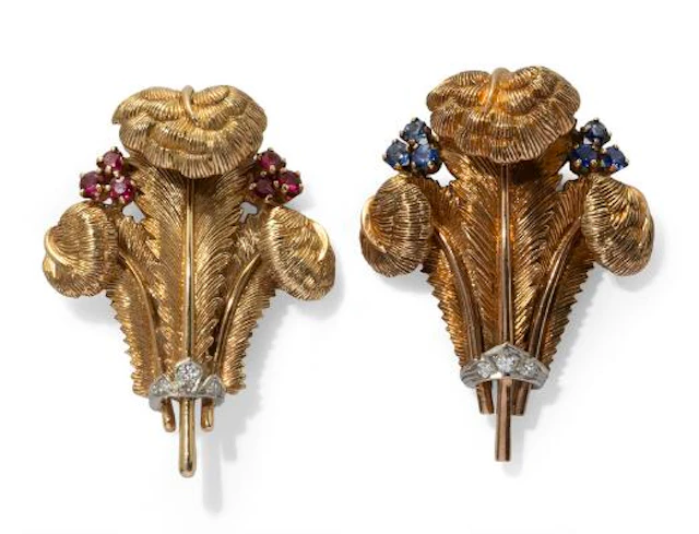 Tiffany & Co.: Two brooches/clips of 14k gold in the shape of feathers.
