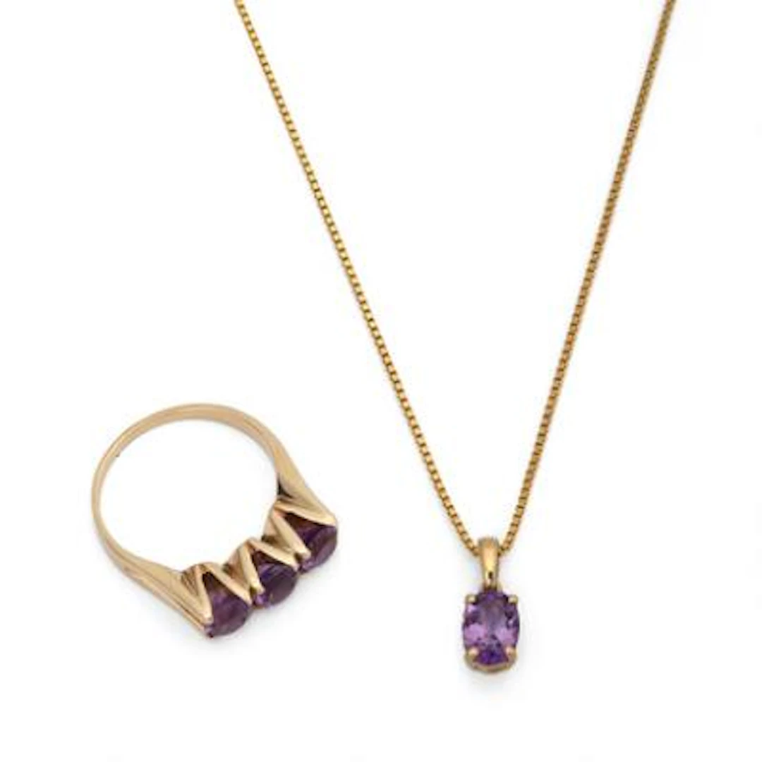 Amethyst jewellery set comprising of a ring of 14 kt gold, a pendant