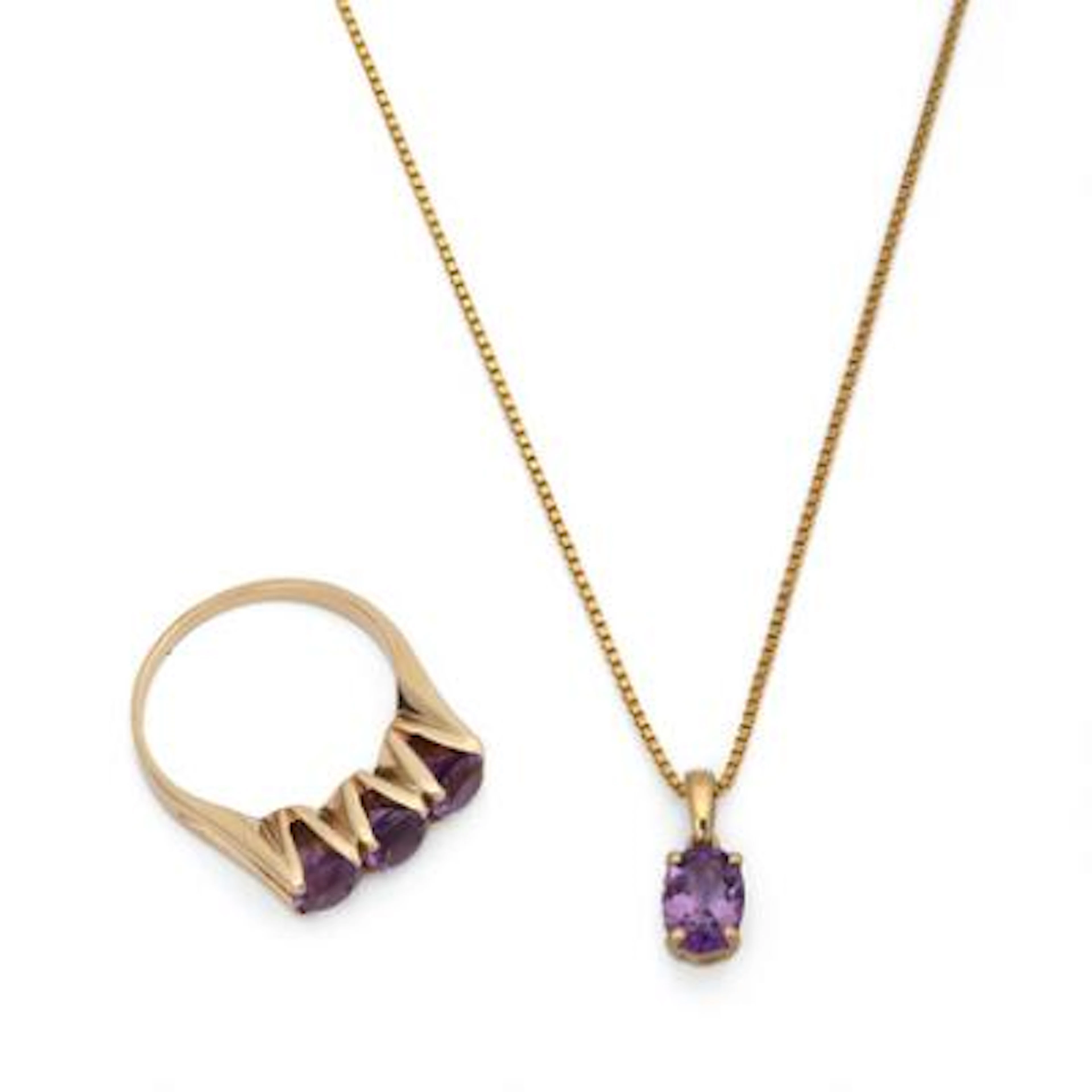 Amethyst jewellery set comprising of a ring of 14 kt gold, a pendant