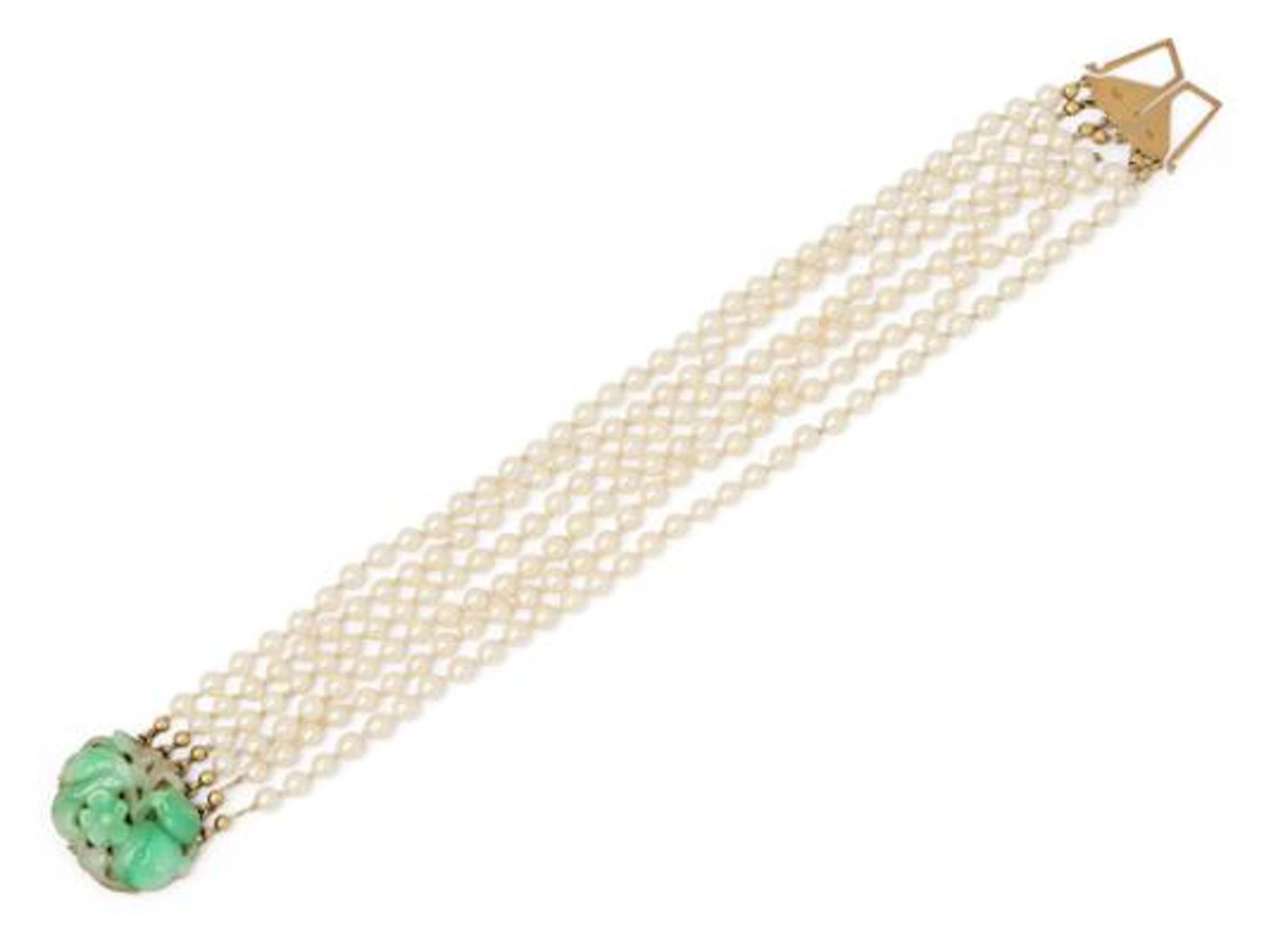 A pearl- and jade bracelet set with numerous cultured pearls and jadeite.