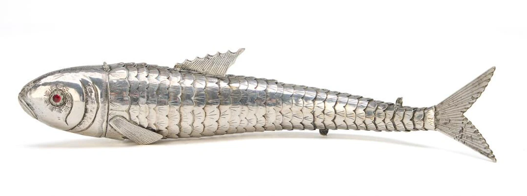 A silver snuff box in the form of a fish, eyes of red glass. Stamped