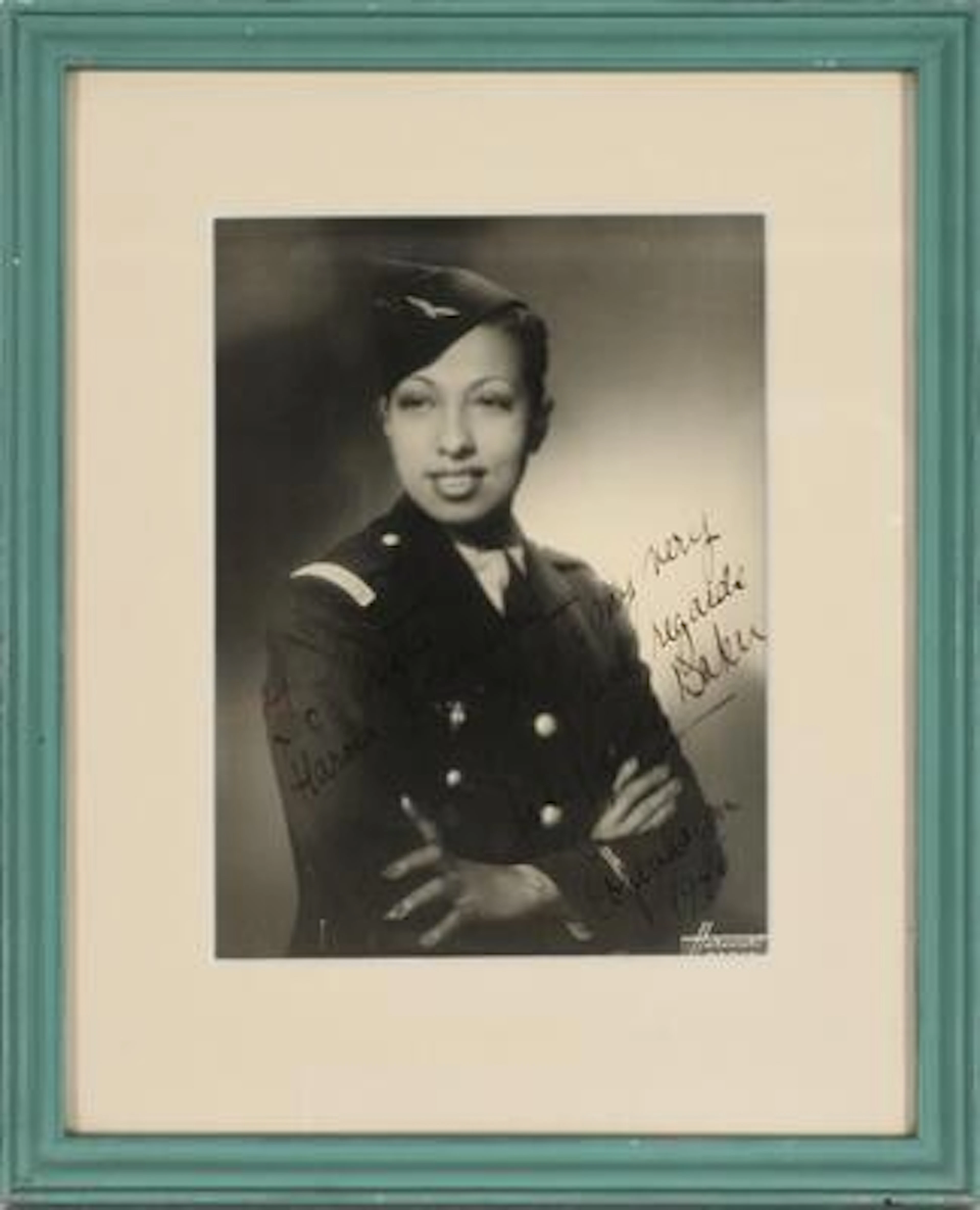 Signed b/w sepia-toned press photograph of American-French dancer