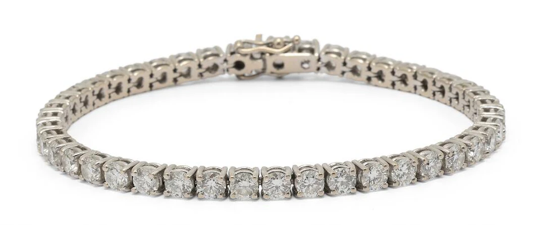 A diamond bracelet set with numerous diamonds, in total app. 9.41