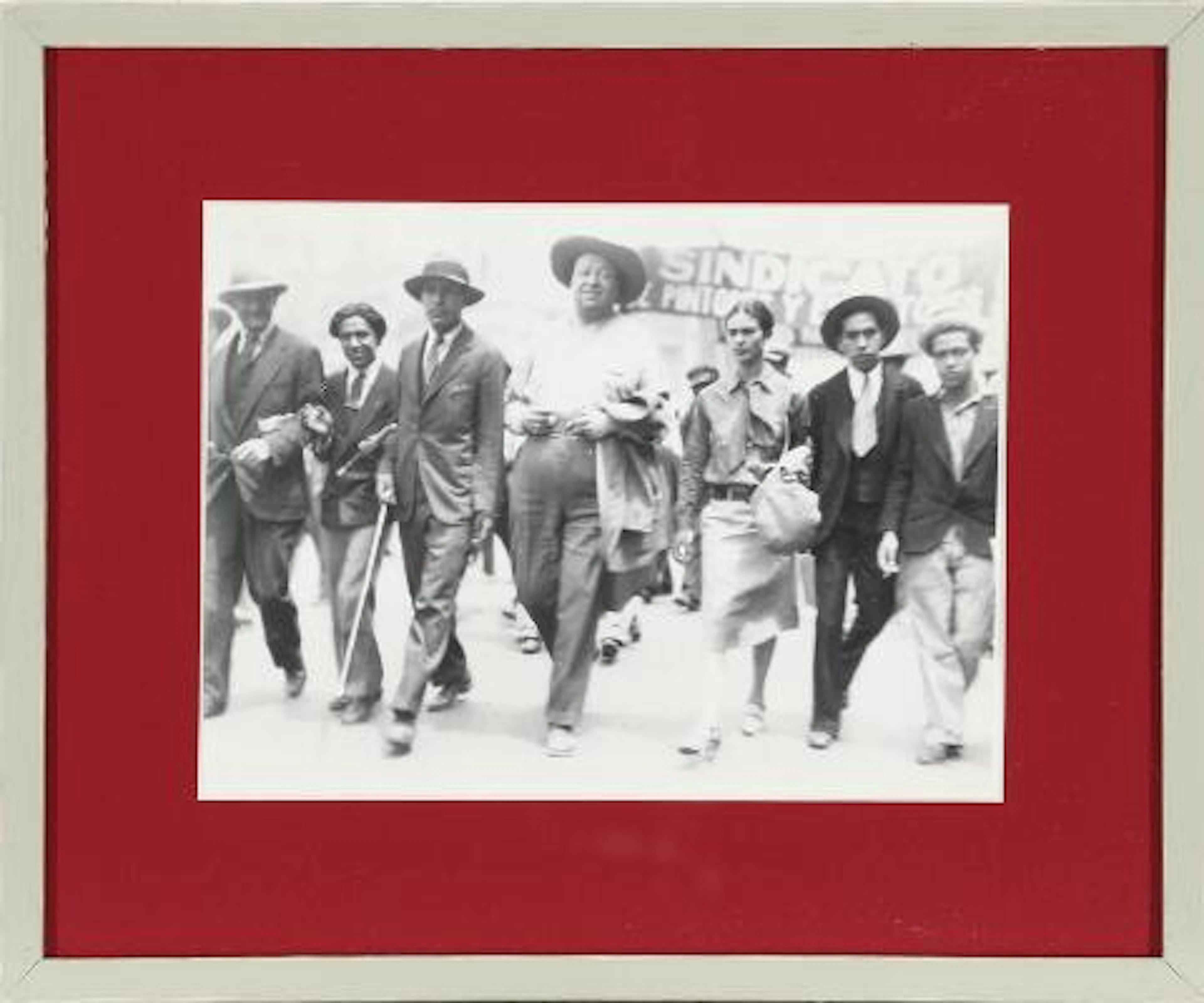 Original black-and-white press photograph of Mexican painter Frida
