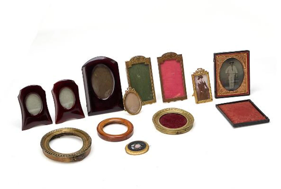 Various frames, a daguerreotype and a brooch. – Bruun Rasmussen Auctioneers