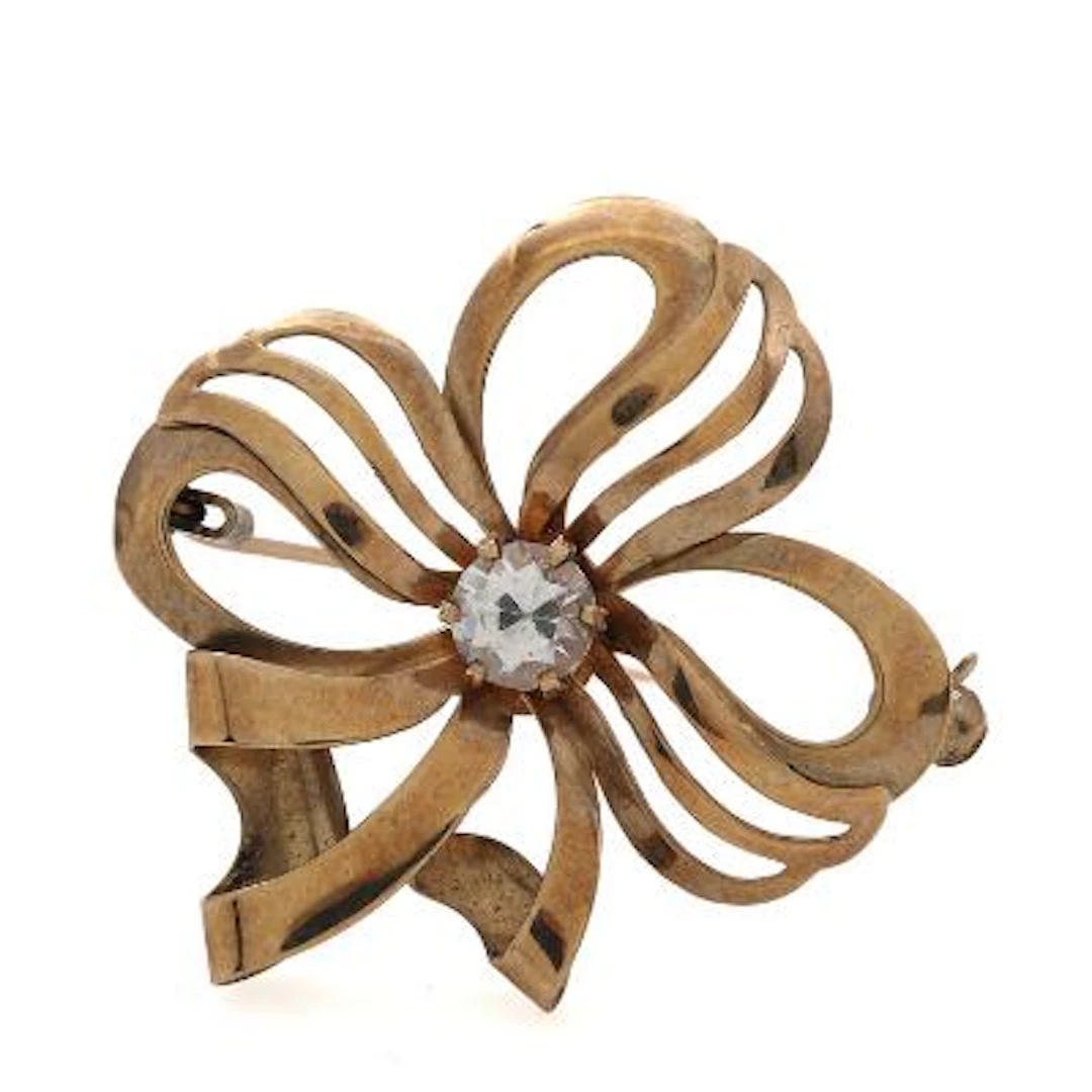 An 8k gold brooch set with a faceted clear stone. L. 3.2 cm. – Bruun