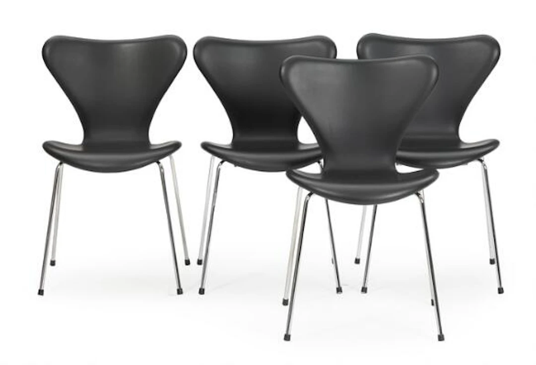 Arne Jacobsen: "Seven Chair". A set of four chairs with chromed steel