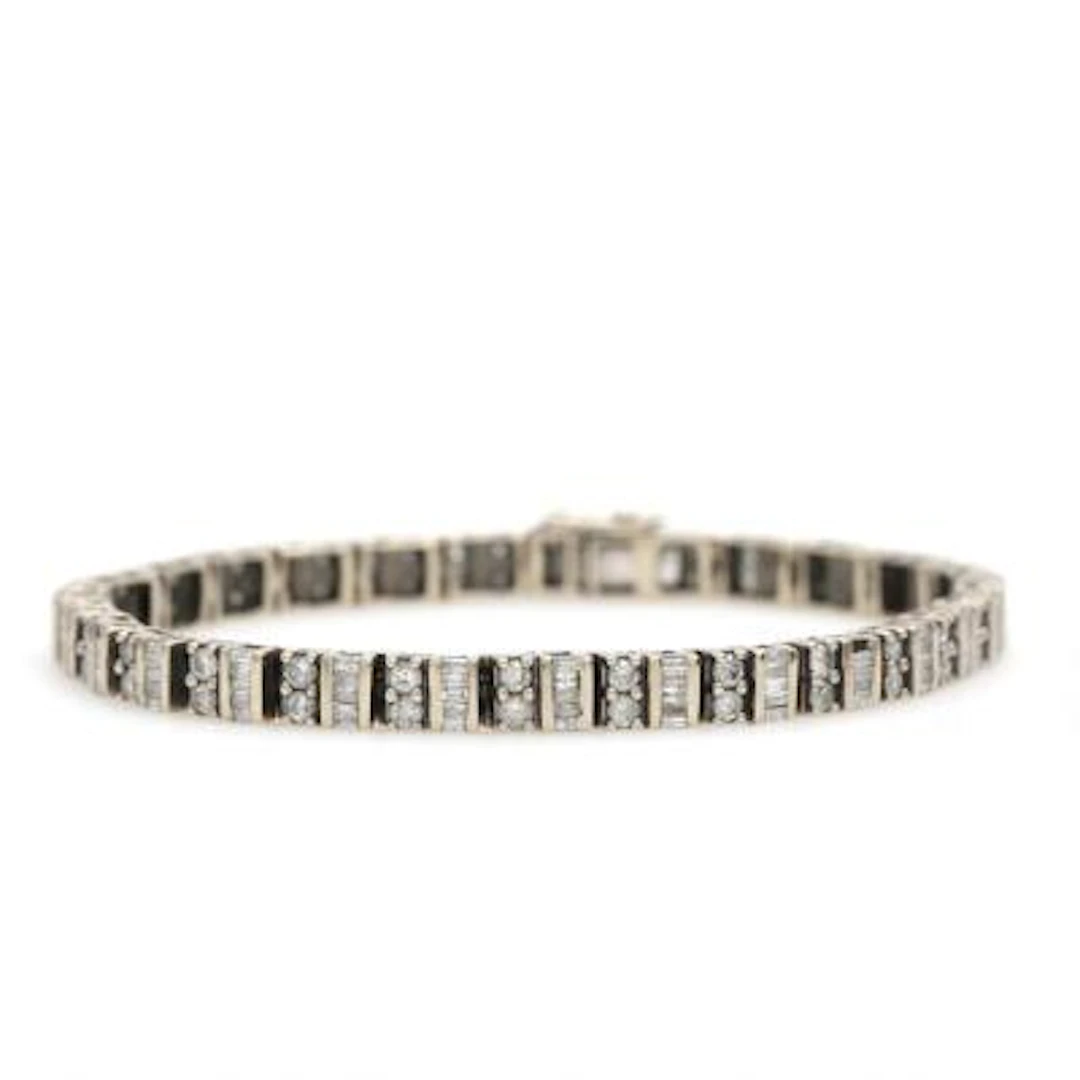 Diamond bracelet set with numerous diamonds totalling app. 4.00 ct.