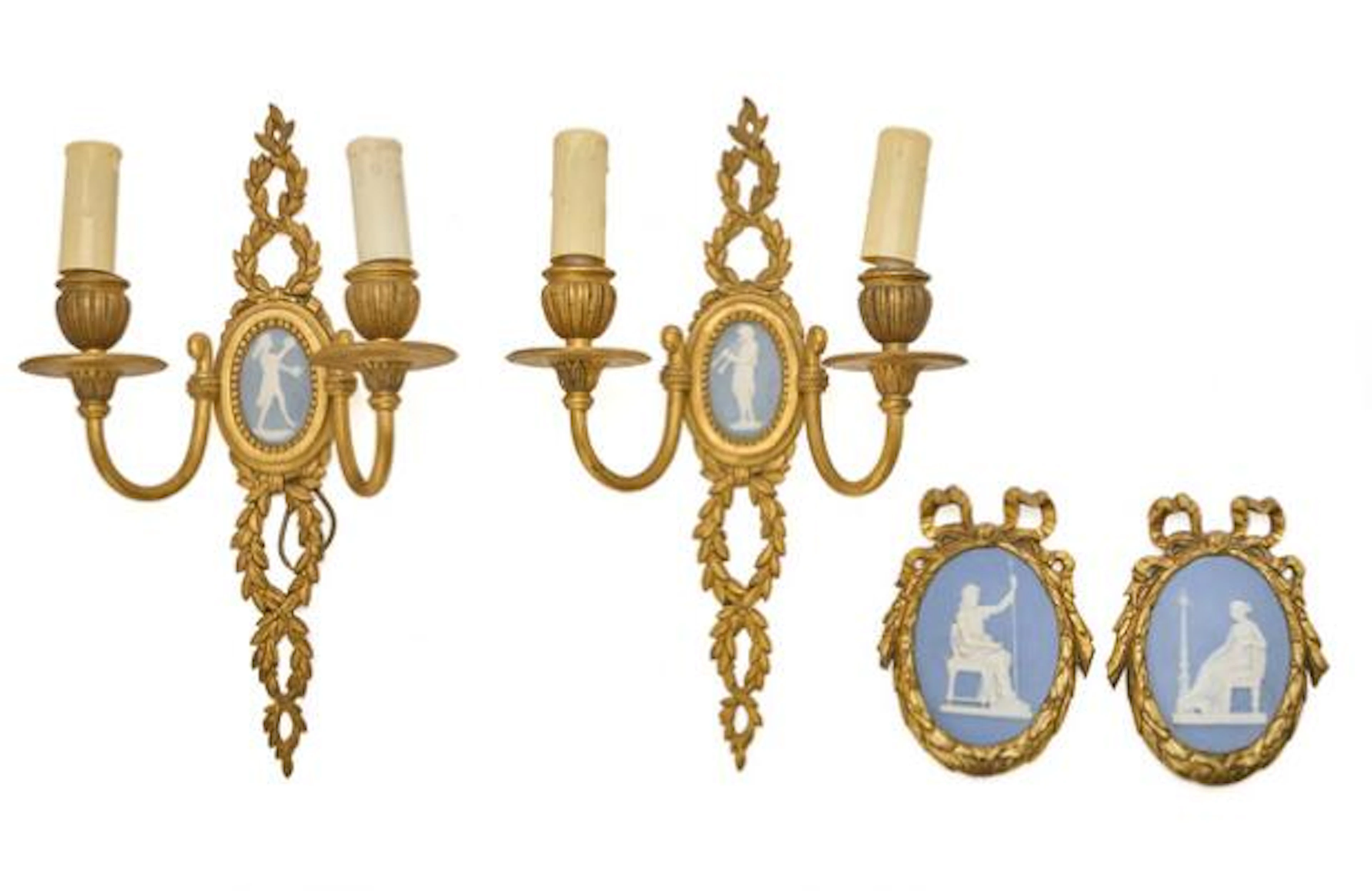 Et par engelske lampetter samt et par Wedgewood plaketter i rammer