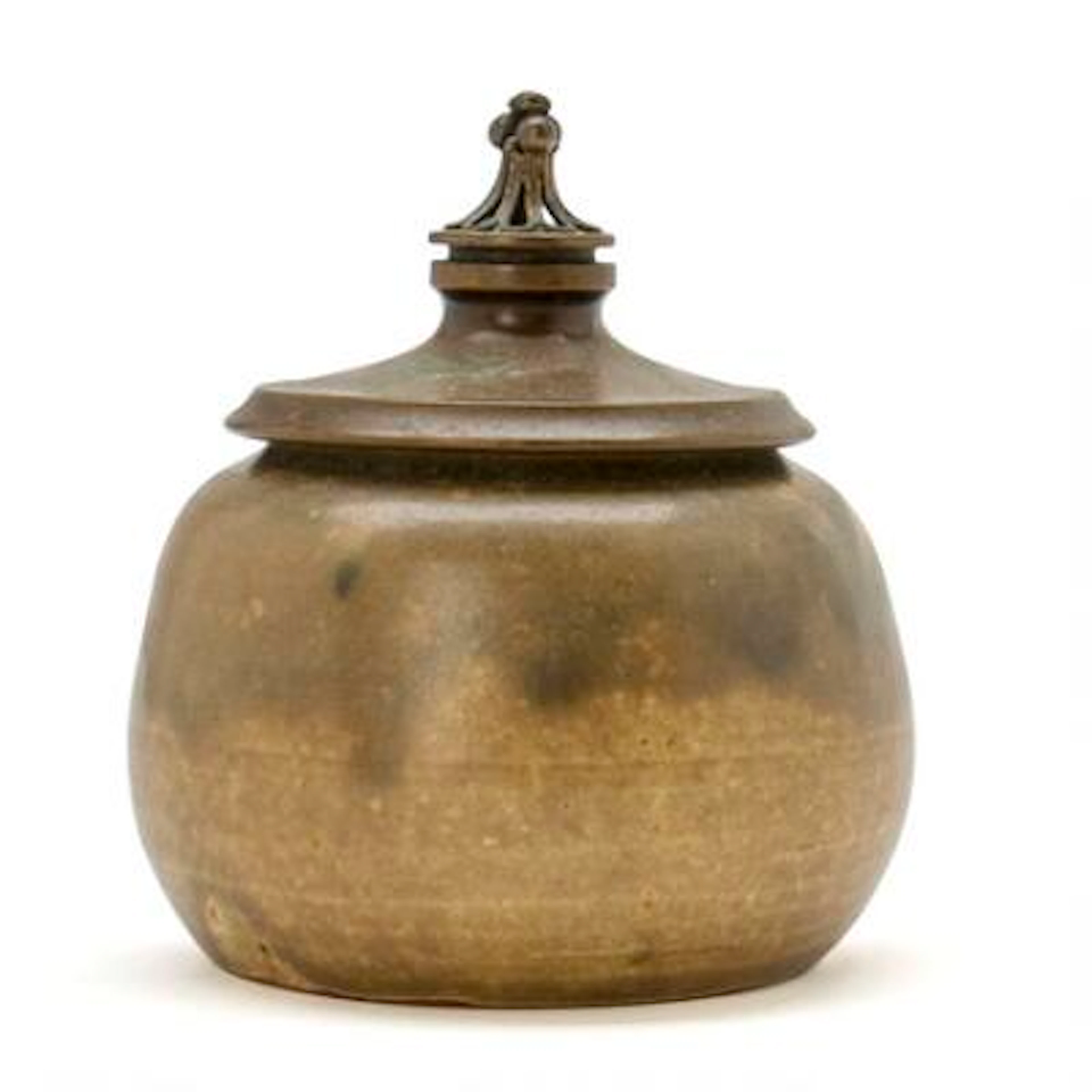 Kgl. P.: A small stoneware lid jar decorated with ochre and greenish