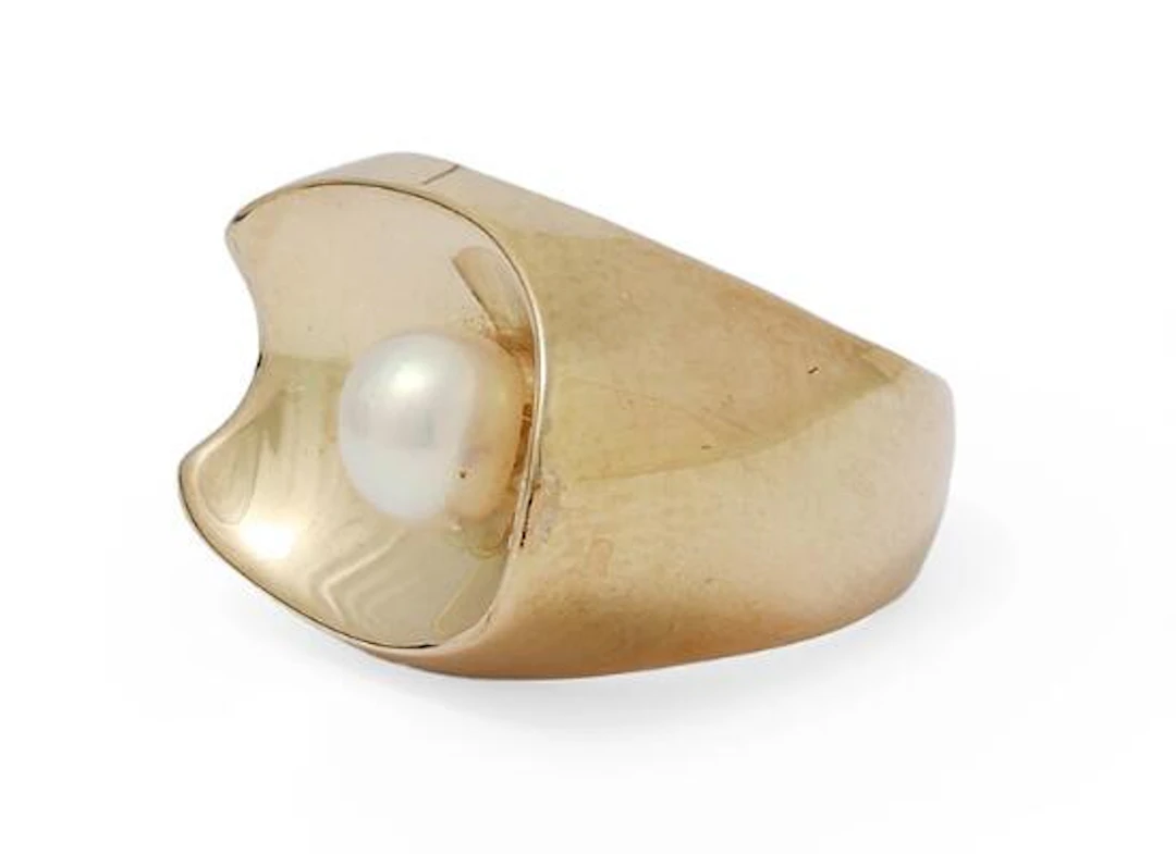 A pearl ring set with a pearl, mounted in 14k gold. Weigh app. 3.5