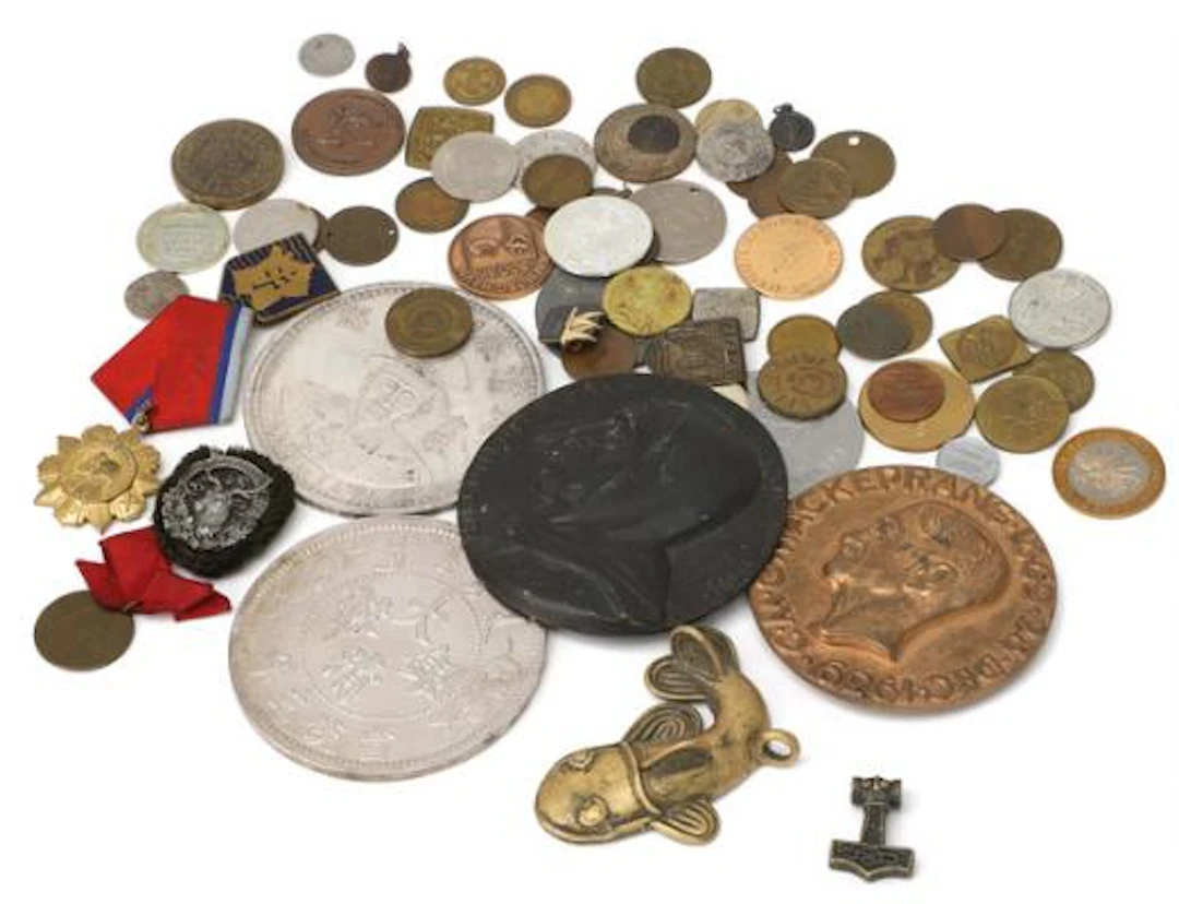 Collection of various tokens, medals, and badges, etc. – Bruun Rasmussen