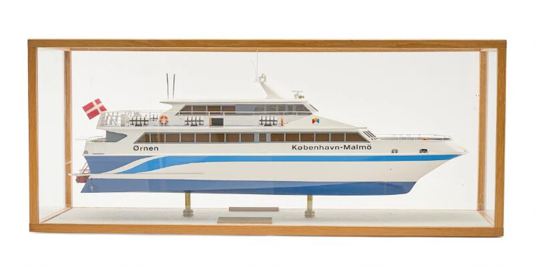 Ørnen. Ship model. In glass case. 20th century. – Bruun Rasmussen Auctioneers
