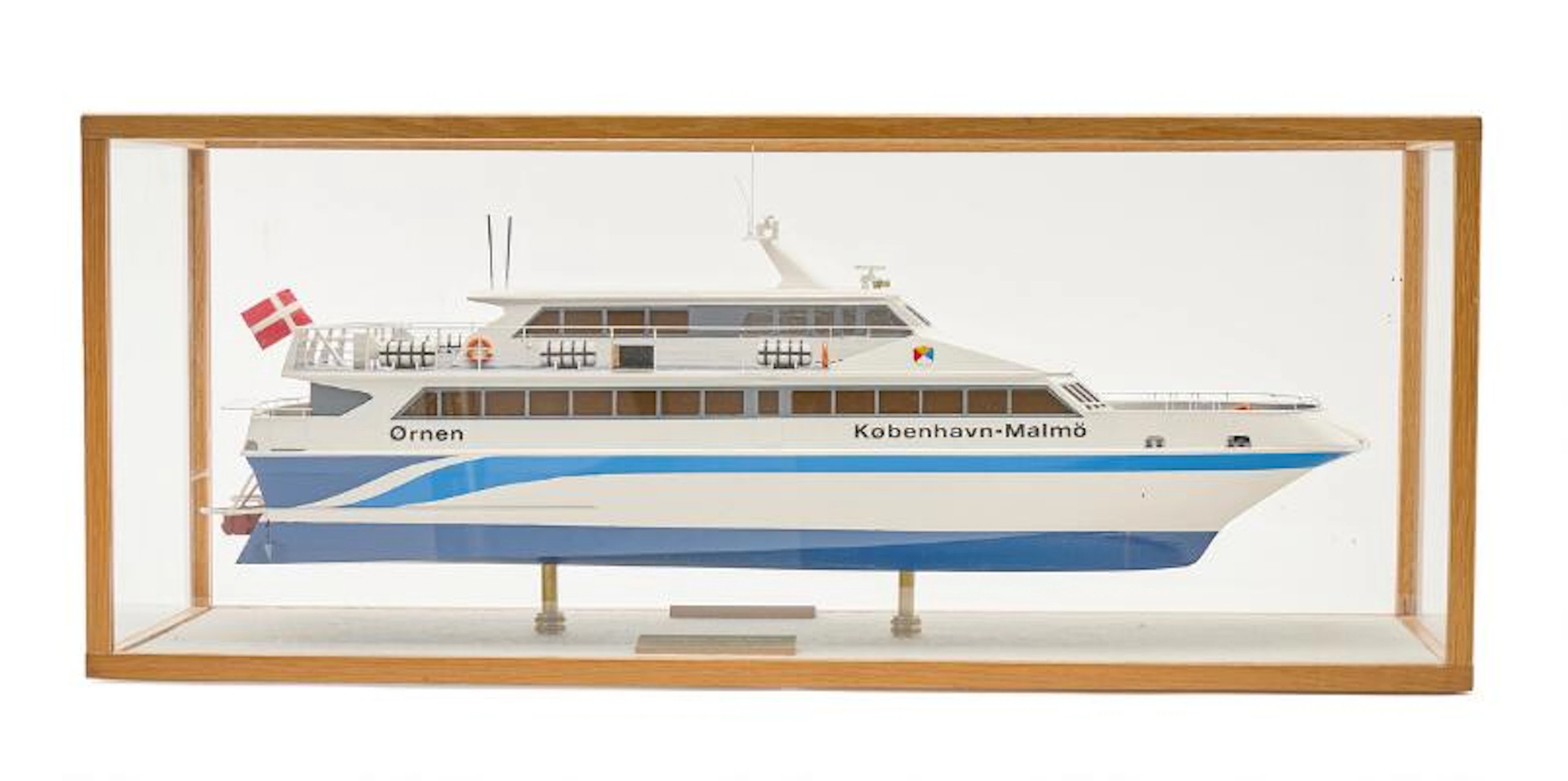 Ørnen. Ship model. In glass case. 20th century. – Bruun Rasmussen Auctioneers