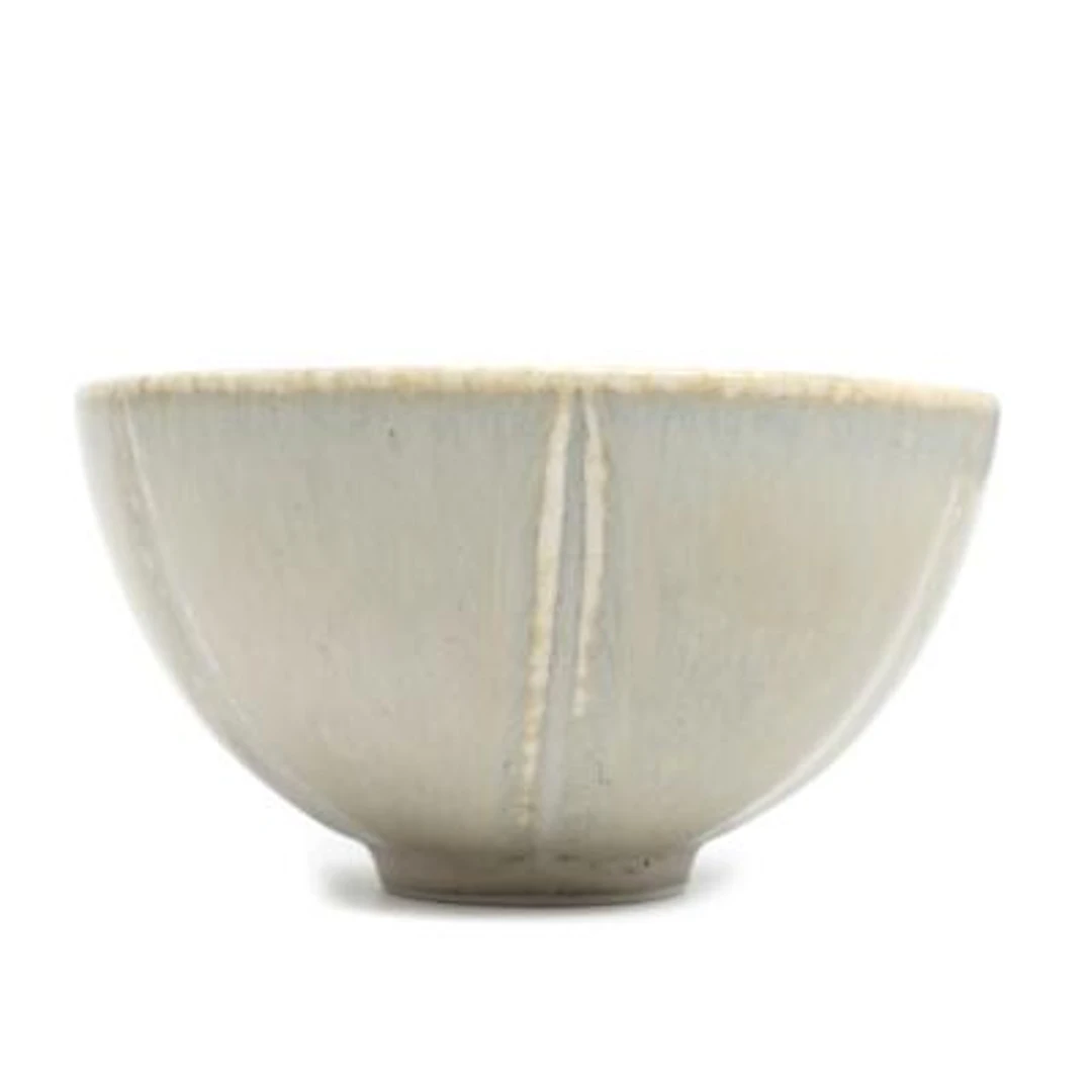 Eva Stæhr-Nielsen: A stoneware bowl, decorated with light glaze. Manufactured