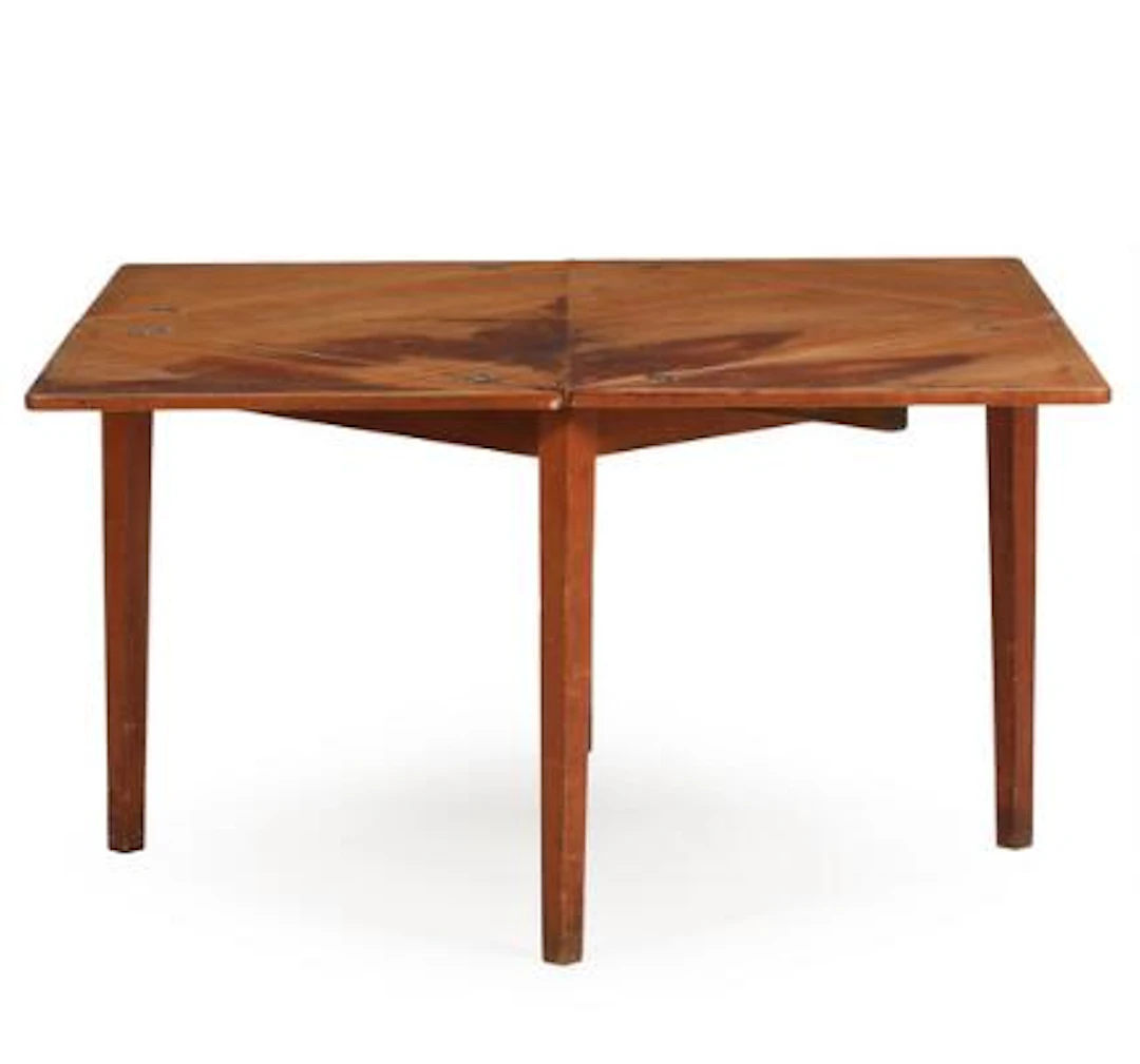 Dansk møbeldesign: Spisebord af teak, plade med fire opklappelige