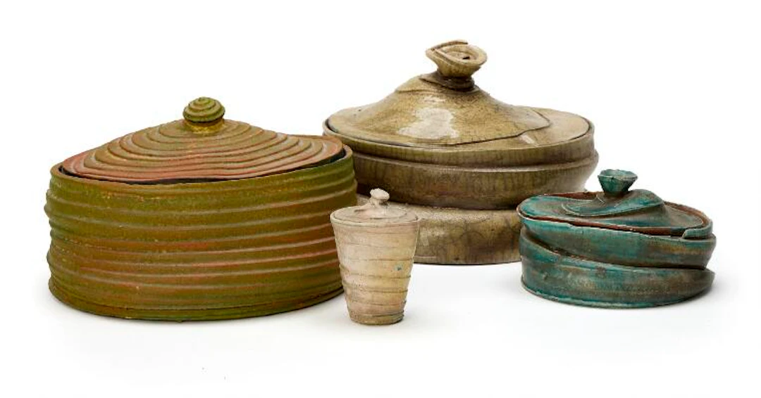 Christian Bruun: Four raku-fired ceramic lid jars modelled in organic