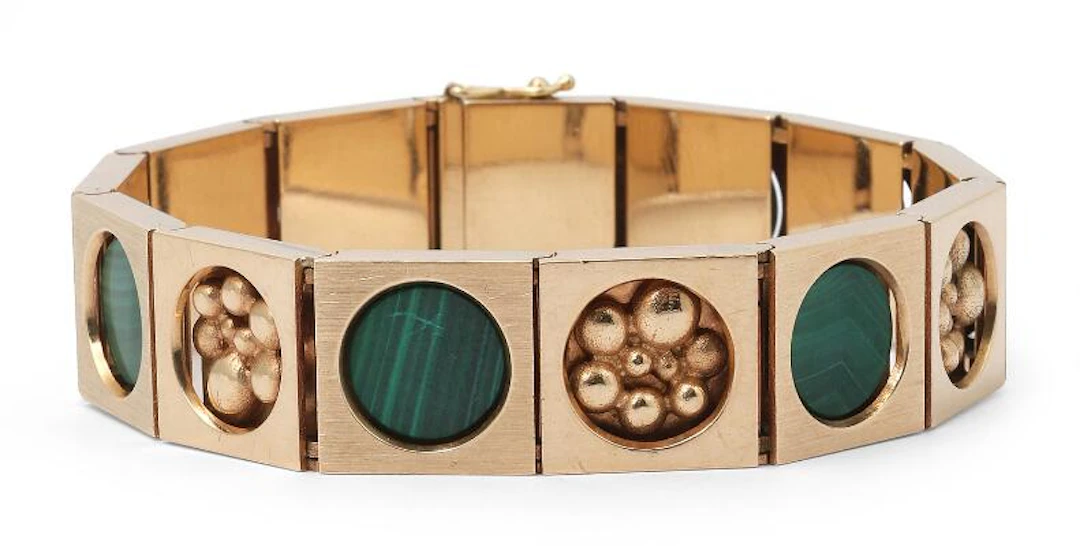 Ole Fogh Pedersen: : : A bracelet set with carved malachite, mounted
