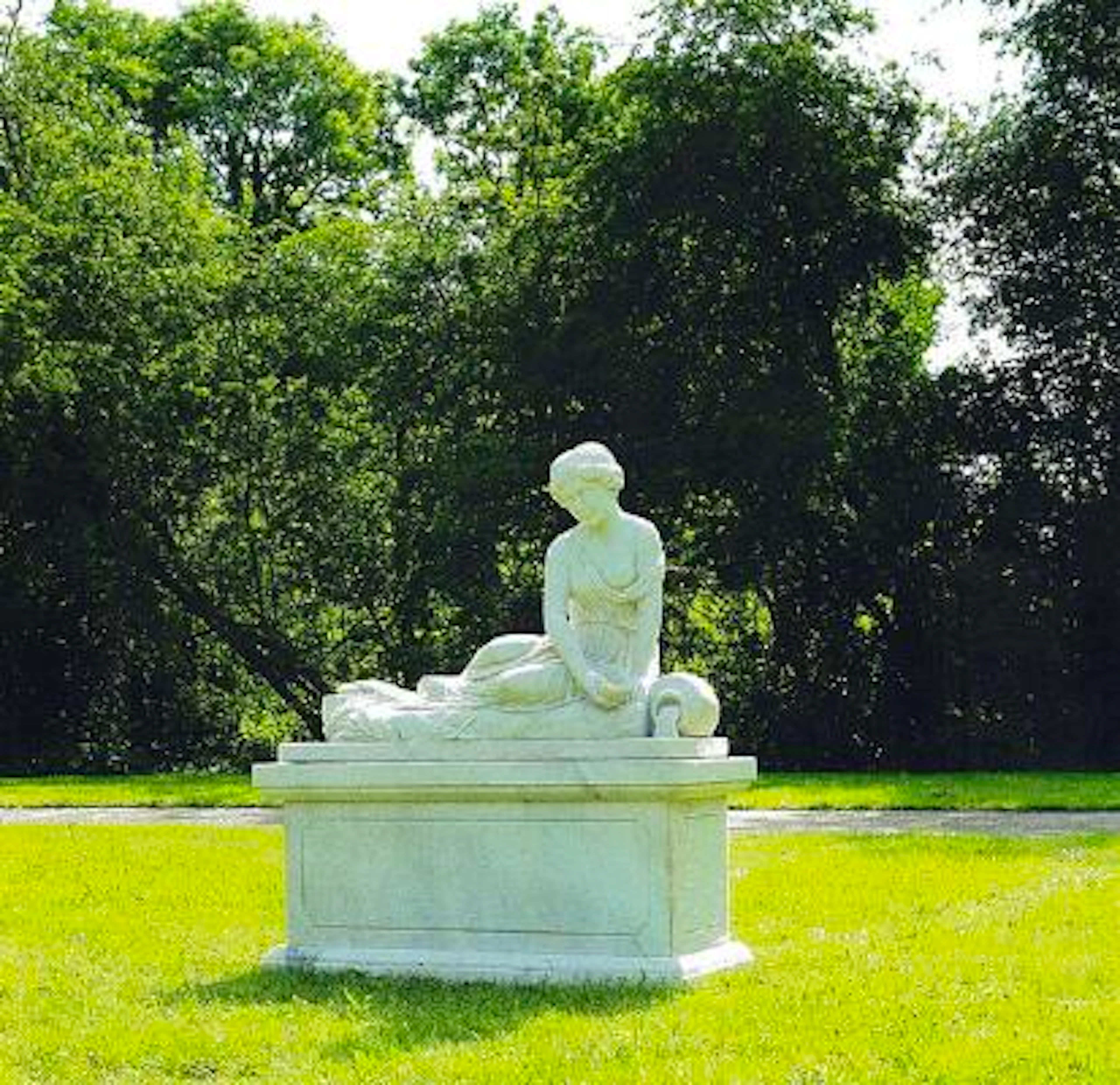 A large white marble figure. 20th century. H. 144 cm. L. 128 cm. W.