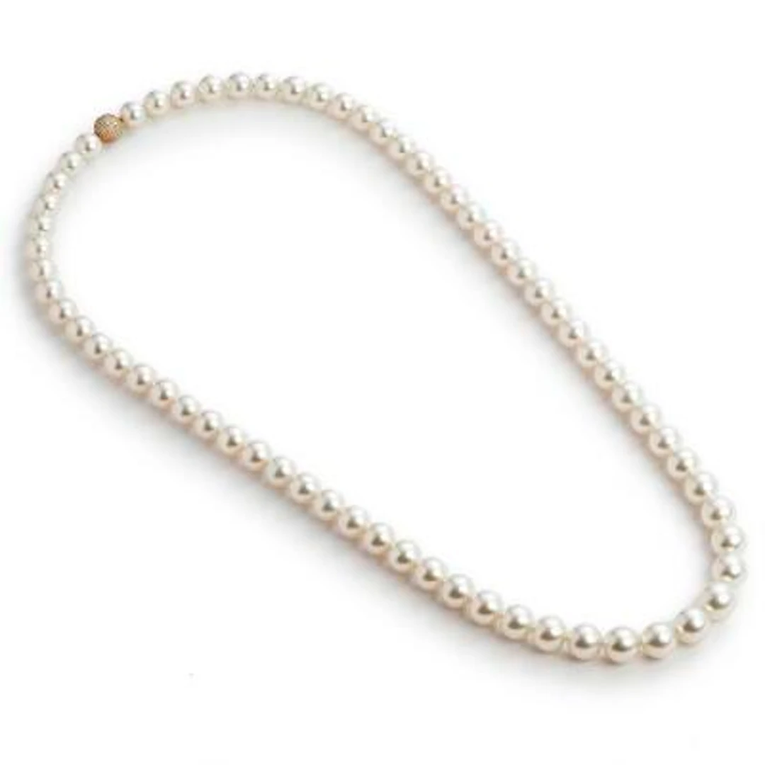 Schoeffel: A South Sea pearl necklace set with South Sea pearls and