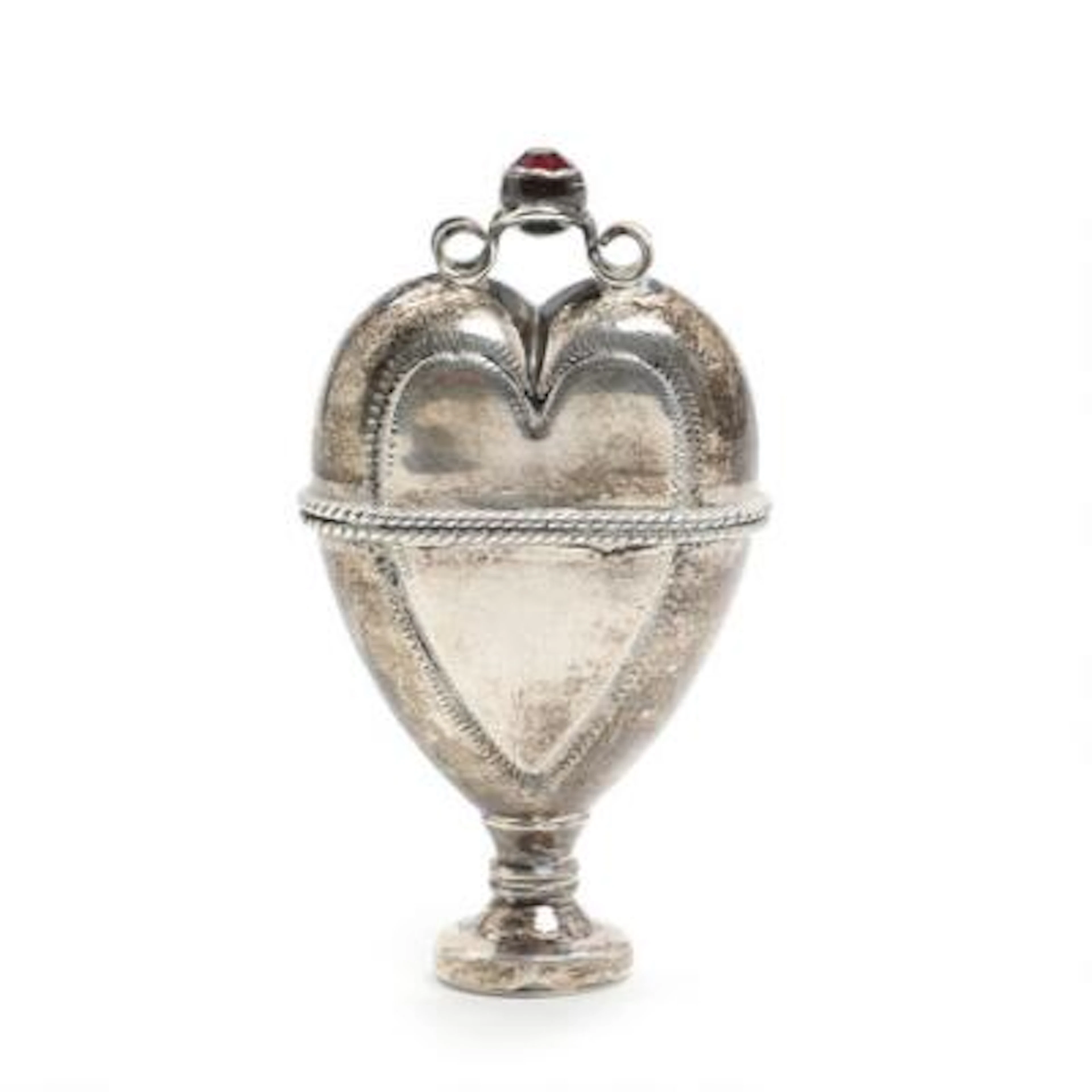 Heart-shaped silver vinaigrette, finial decorated with glass stone.