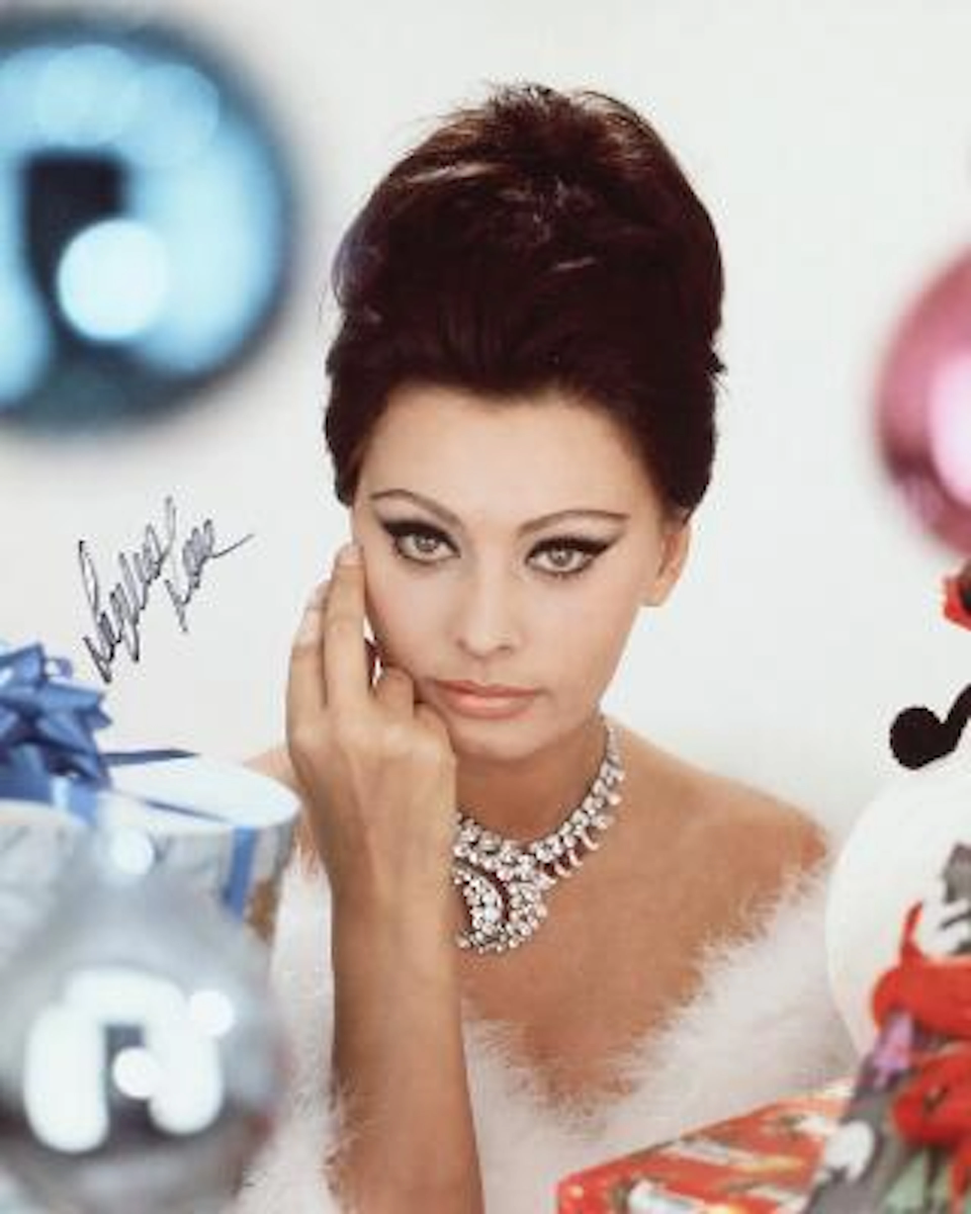 Signed colour still photograph of Italian actress Sophia Loren (b.